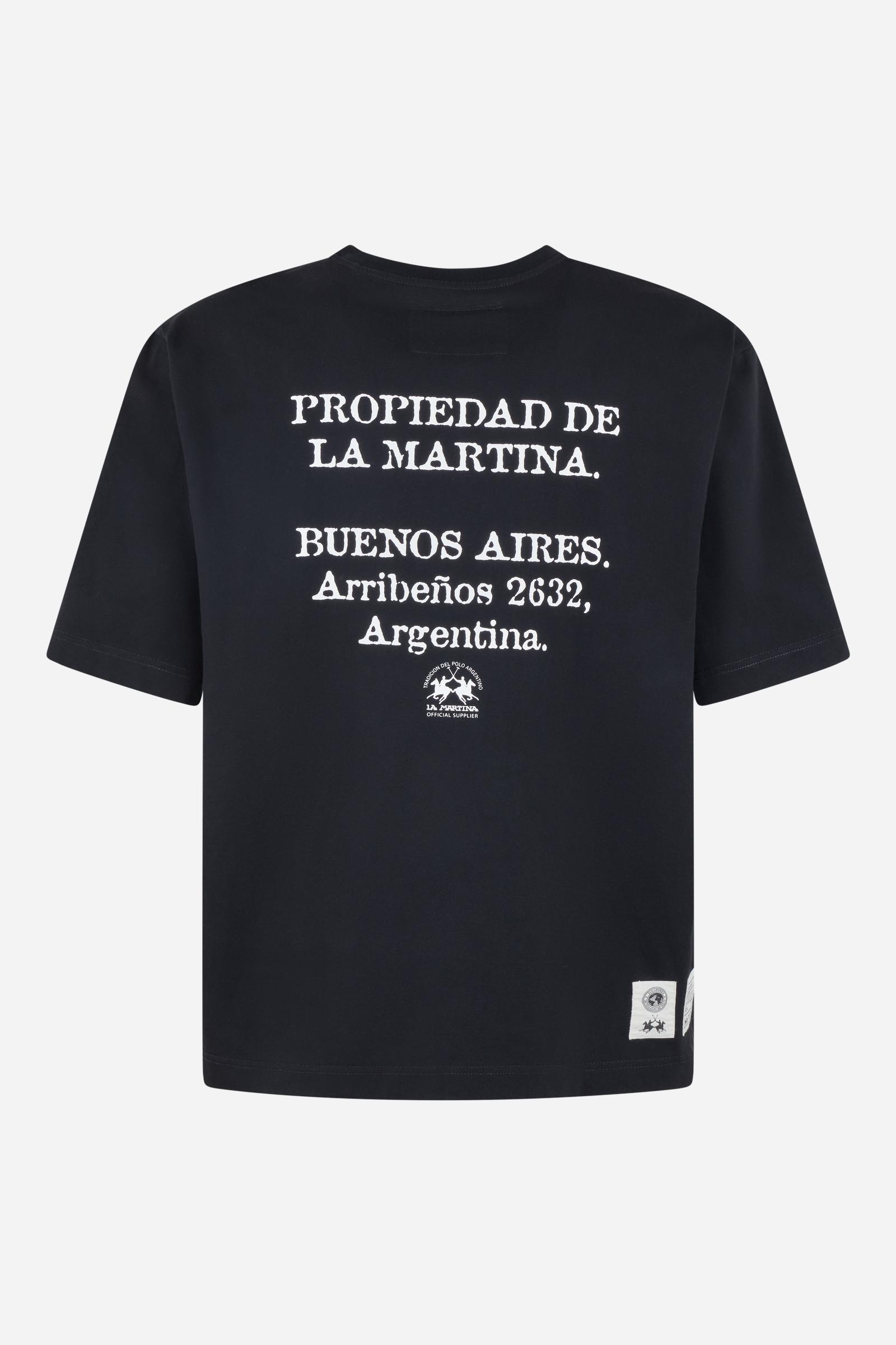 Numbered style with exclusive label, produced in only 100 pieces per style/colour. The label is positioned on the back, at the lower right, with the progressive number clearly visible. Short-sleeved T-shirt made from solid-colour 100% cotton jersey. The crew-neck design, with tone-on-tone ribbed collar, features a contemporary cut with a modern, wide and relaxed silhouette. The left side of the chest is enriched with a small pocket featuring the brand logo embroidered in contrast and an applied embroidered 