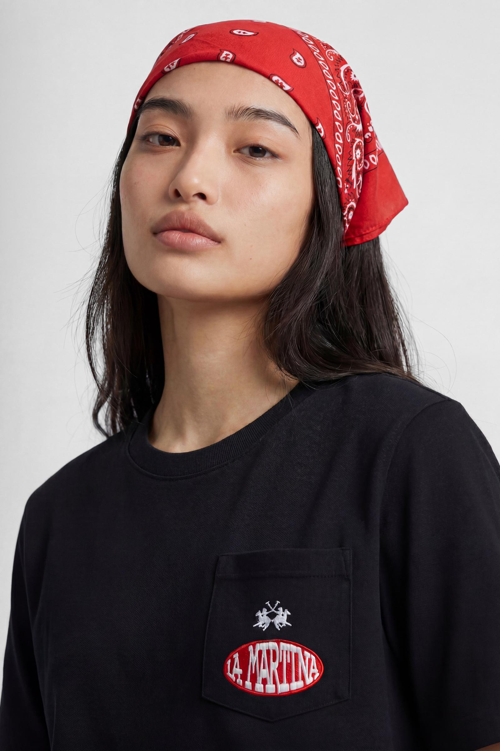 Numbered style with exclusive label, produced in only 100 pieces per style/colour. The label is positioned on the back, at the lower right, with the progressive number clearly visible. Short-sleeved T-shirt made from solid-colour 100% cotton jersey. The crew-neck design, with tone-on-tone ribbed collar, features a contemporary cut with a modern, wide and relaxed silhouette. The left side of the chest is enriched with a small pocket featuring the brand logo embroidered in contrast and an applied embroidered 