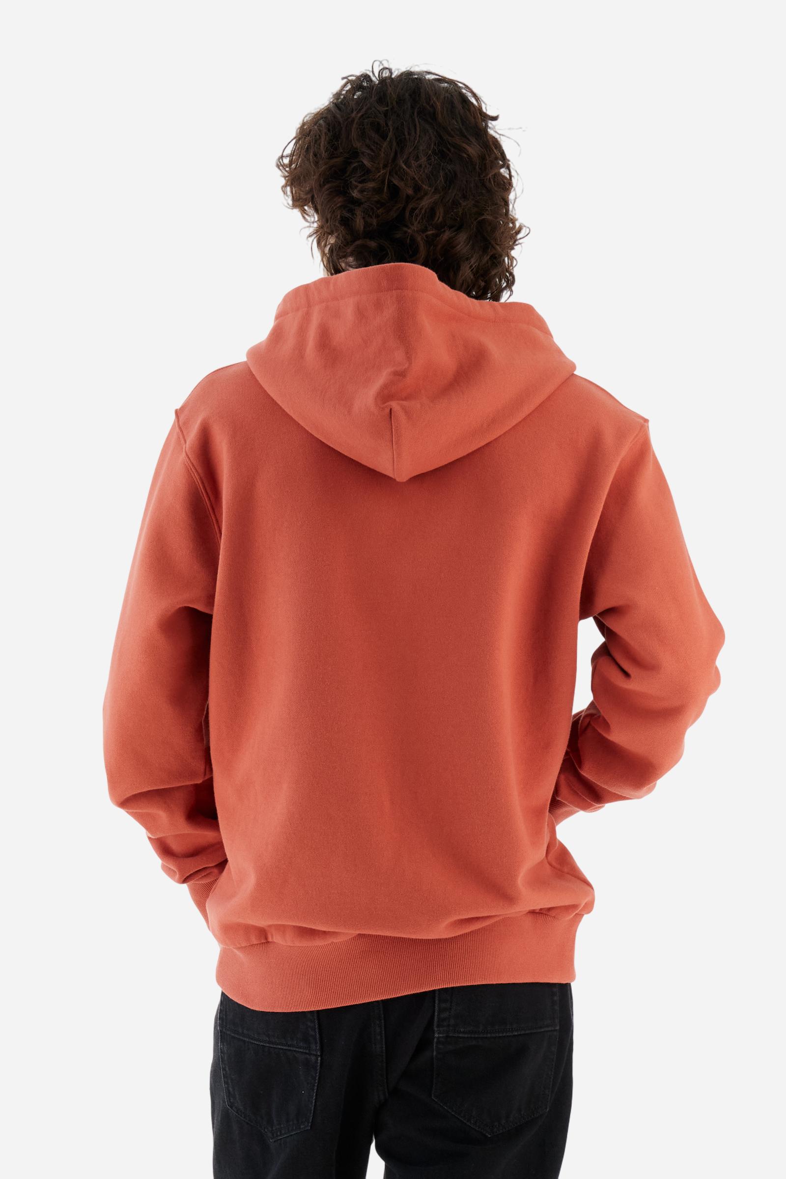 Men's long-sleeved hoodie in solid colour, made from soft 100% cotton fleece with a velvety touch. The model features a customised front zip and an adjustable hood with drawstring. Hem and cuffs in tone-on-tone rib. Iconic brand graphics stand out on the chest, embroidered with numbers and lettering. Regular fit ensuring comfort and freedom of movement. Model wears size L. - Burnt Ochre