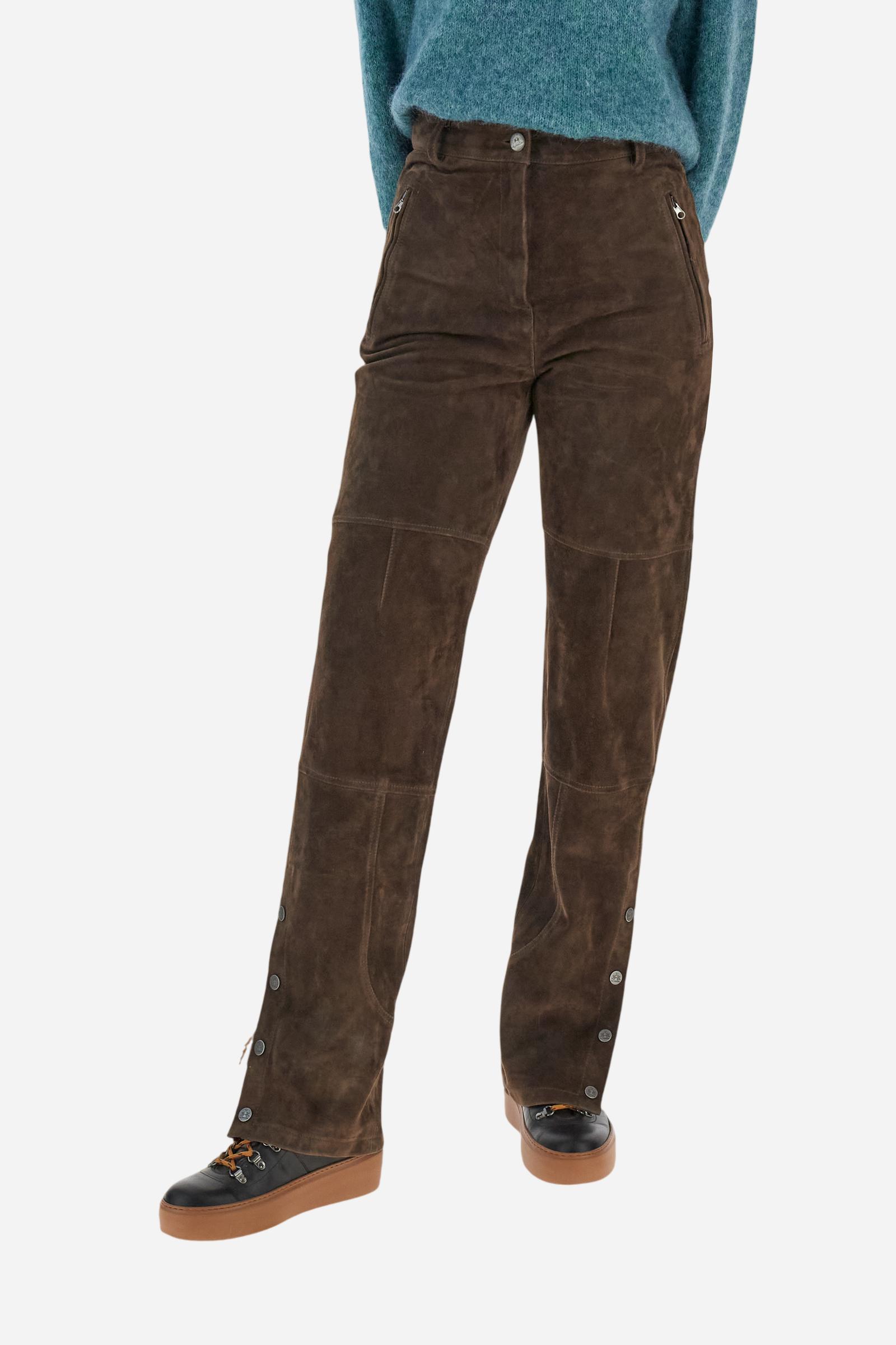 Women’s long trousers in soft suede with metal zip and personalised button closure. Vertical front zip pockets and snap buttons at the hem to customise the opening. Tone-on-tone embroidered logo above the back pocket. Straight fit with relaxed leg enhancing the silhouette without constraining it. The model wears size L. - Java