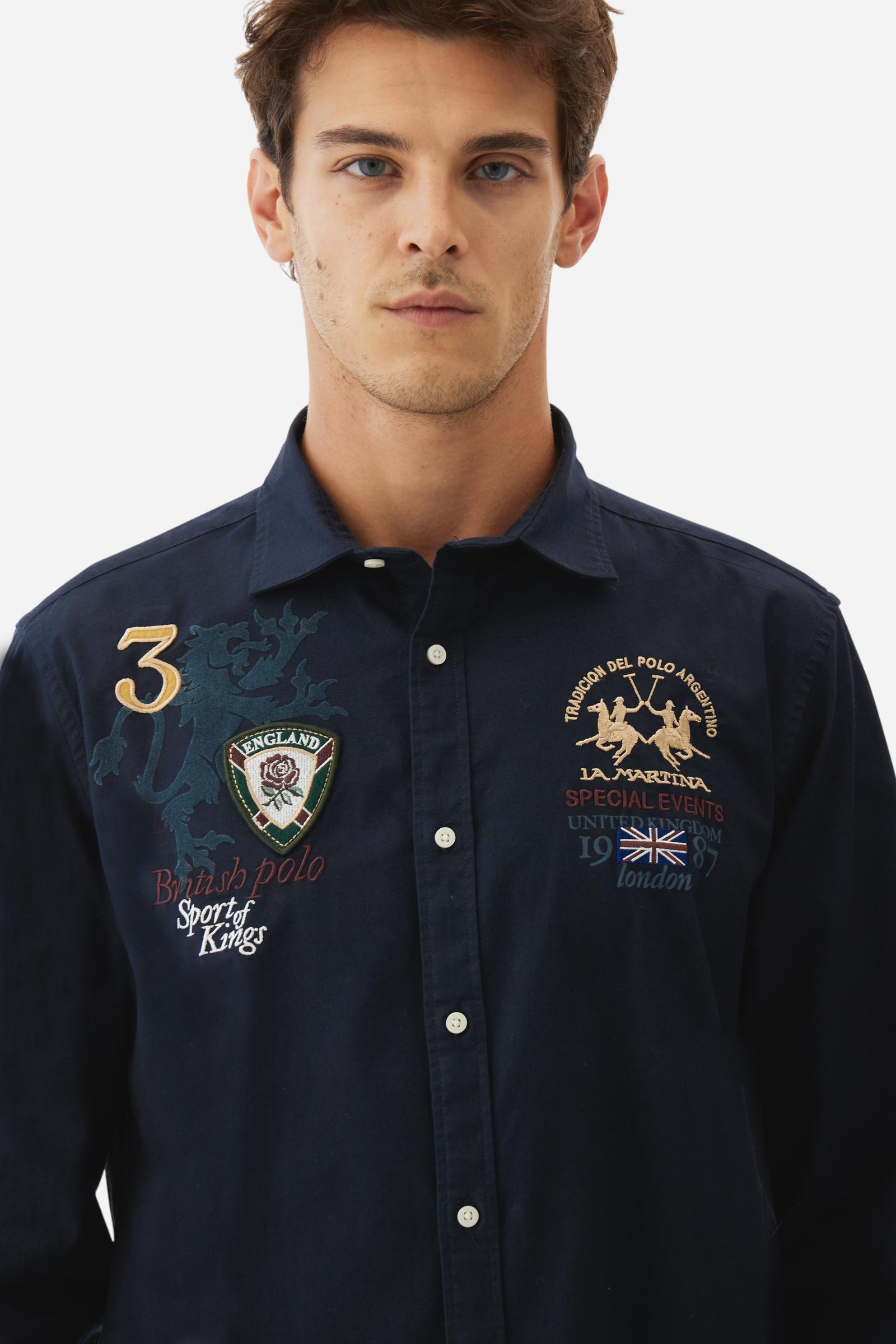 Classic men's long-sleeved shirt in stretch cotton Oxford, solid colour. Finished with a French collar and interior regimental-pattern fabric details. Chest features multicolour prints and embroideries inspired by British Polo, including the large team logo embroidered in contrast. Regular fit ensuring comfort and enhancing any physique. Model wears size L. - Navy
