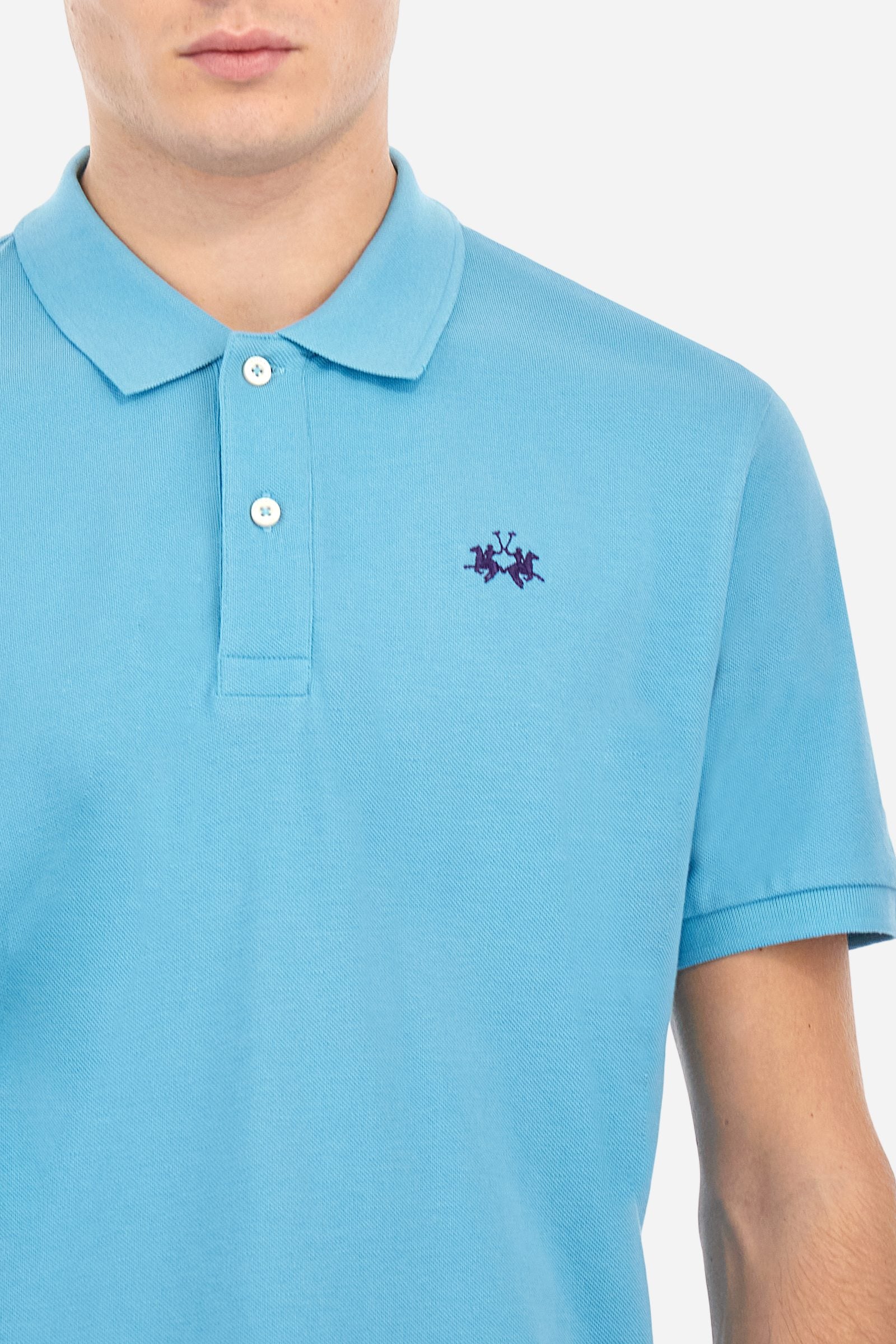 Men's plain-coloured, short-sleeved, regular-fit cotton polo shirt. Contrasting La Martina logo sewn onto the chest. This versatile garment goes perfectly with a pair of jeans from the collection. - Blue Mist