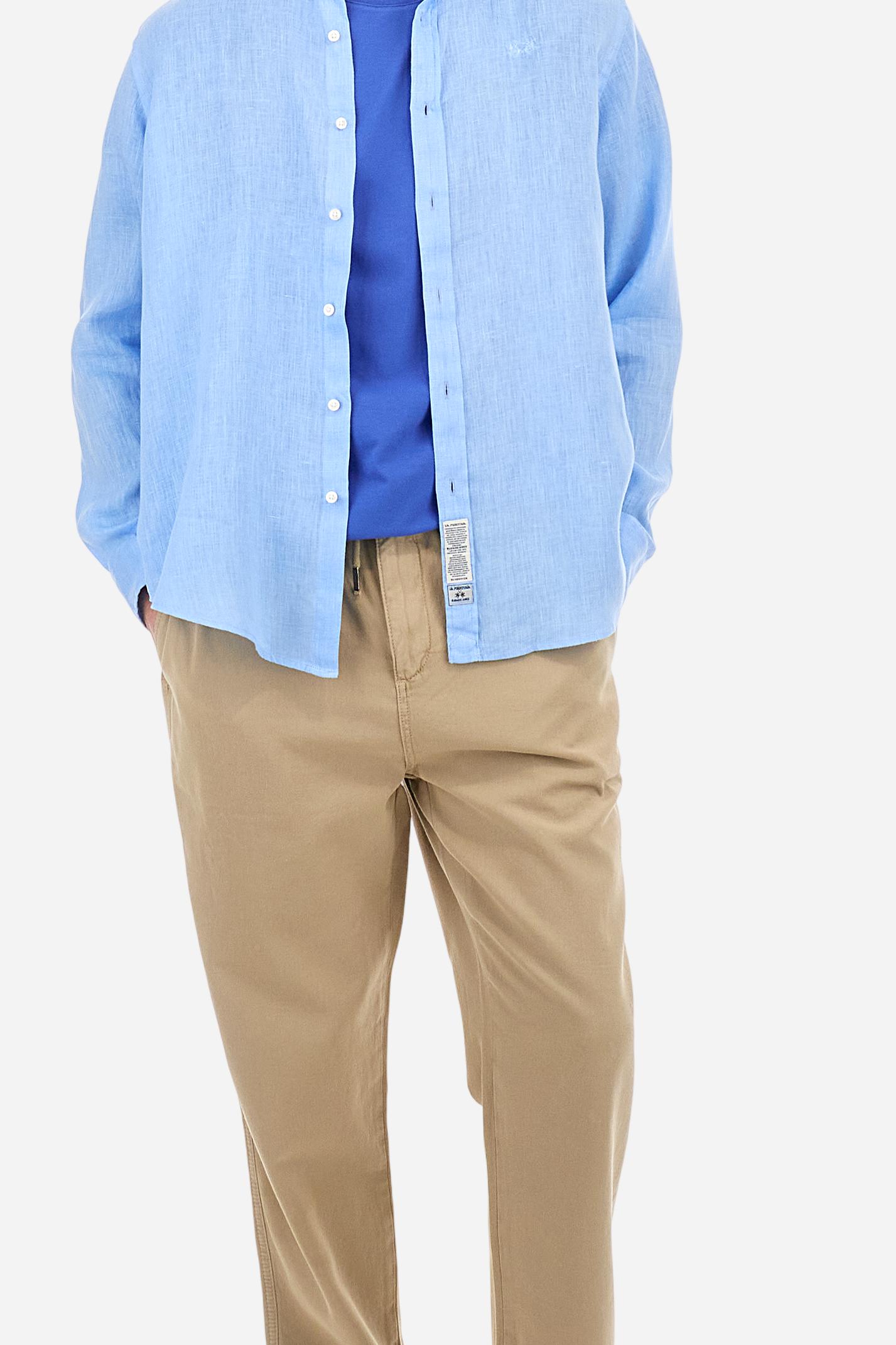 Men's plain long-sleeved shirt made from linen canvas. Button-down collar. Two fabric patches, depicting the brand's certification and the Argentine flag, are sewn on the hem of the garment. A tone-on-tone logo is embroidered on the left side of the chest. Regular fit. The model is wearing a size L. - Vista Blue