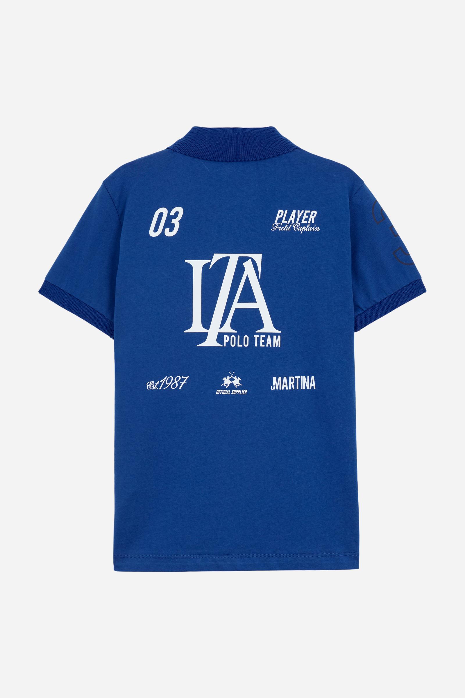 Short-sleeved polo shirt for boys made from 100% cotton jersey in a solid colour. The classic design features a ribbed collar and sleeve cuffs, a two-button front closure and contrast grosgrain tape inside the collar. Maxi lettering graphics on the front and back give the garment a bold look. The number “3” printed on the sleeve and the logo on the chest complete the style. - Surf The Web (Royal)