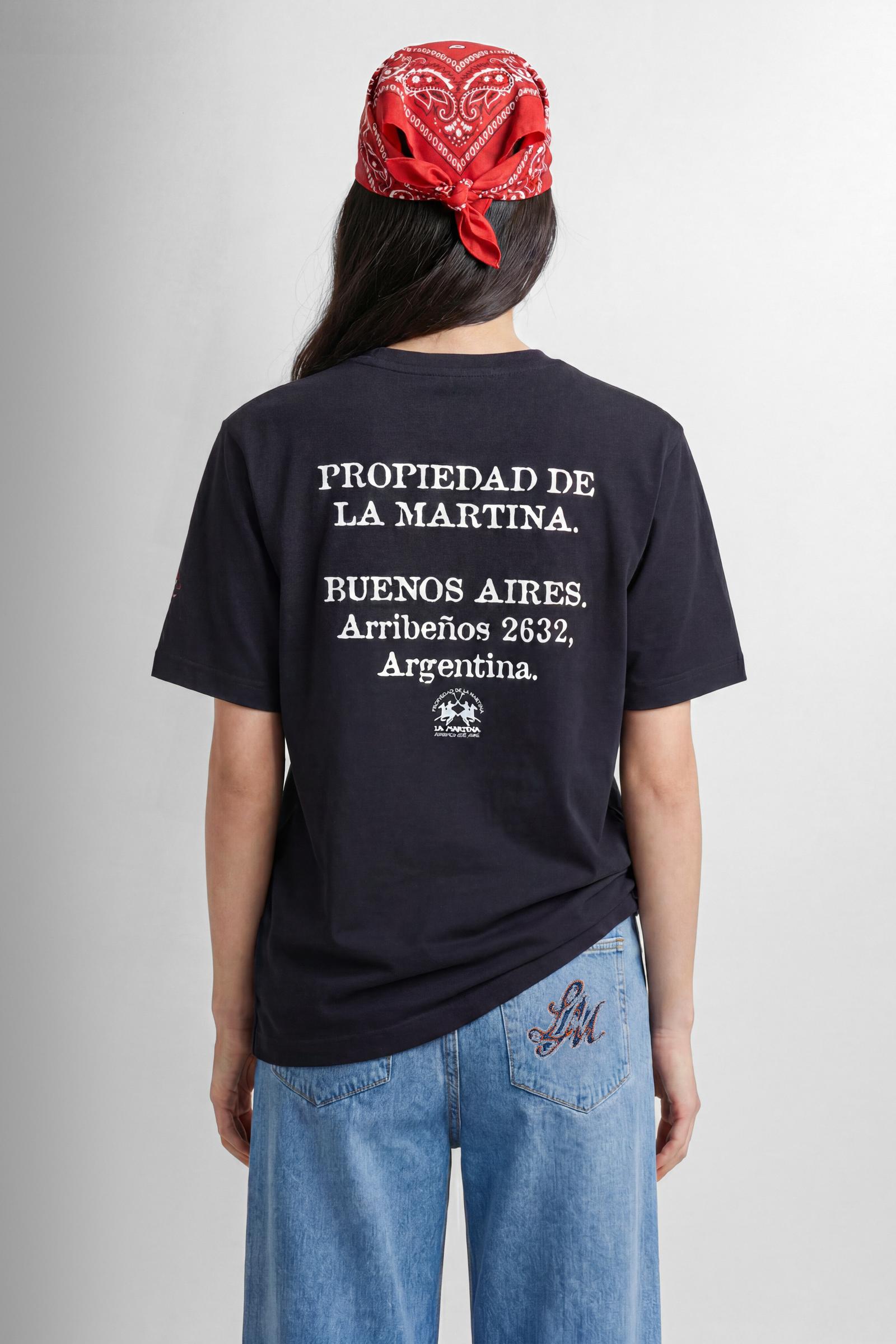 Numbered style with exclusive label, produced in only 100 pieces per style/colour. The label is positioned on the back, at the lower right, with the progressive number clearly visible. Short-sleeved T-shirt made from solid-colour 100% cotton jersey. The crew-neck design, with tone-on-tone ribbed collar, features a contemporary cut with a modern, wide and relaxed silhouette. The left side of the chest is enriched with a small pocket featuring the brand logo embroidered in contrast and an applied embroidered 