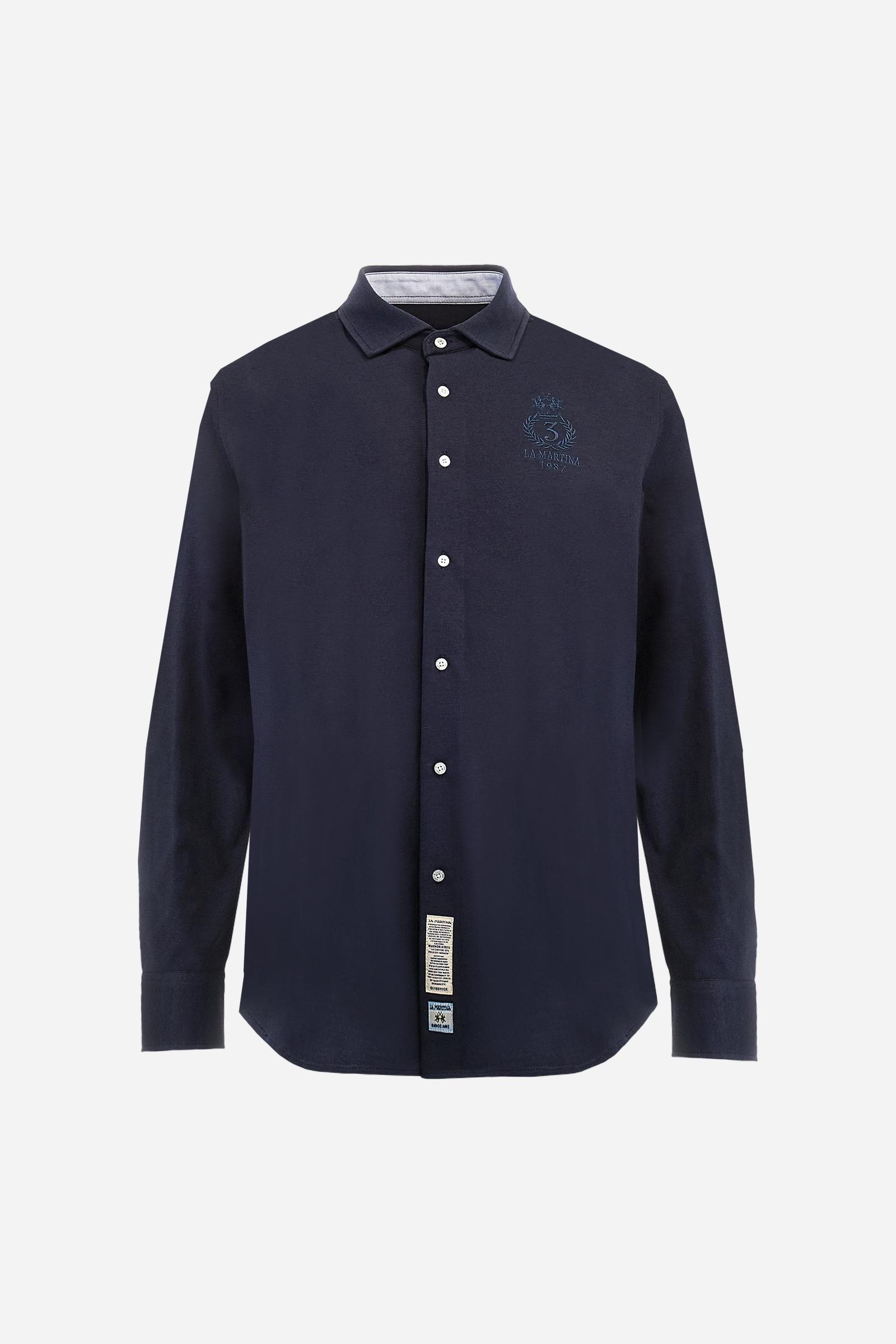 Men's long-sleeved shirt with semi-cutaway collar. It is made of 100% cotton piqué with contrasting details on the inside of the collar. The logo is embroidered on the chest with subtle Polo Club-inspired customisation. The fit is regular and offers a classic, relaxed silhouette. The model is wearing a size L. - Navy