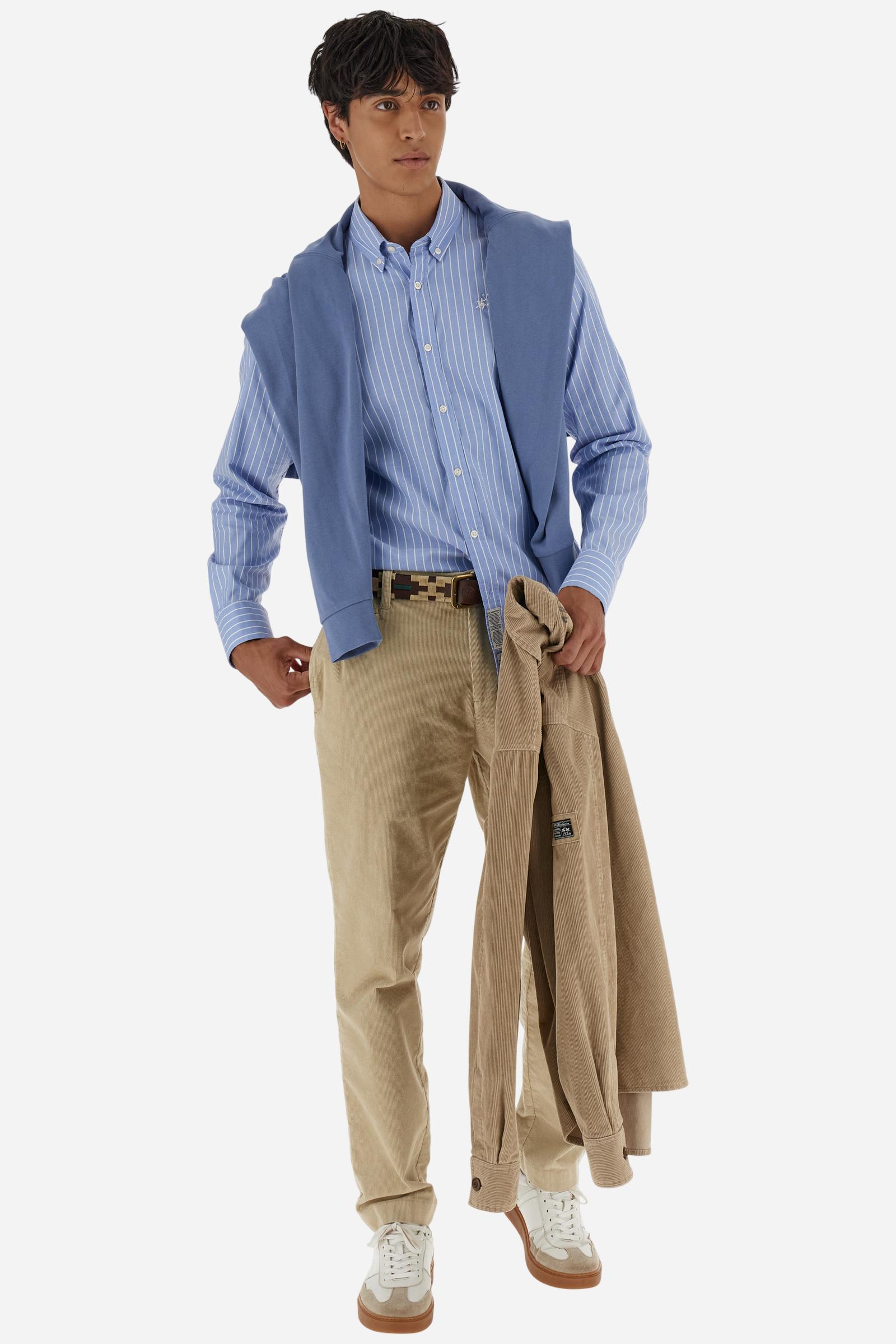 Men's long-sleeved light blue cotton Oxford shirt with fine white stripes. Button-down collar with contrasting interior details and the distinctive “Argentina Signature”. Discreet contrasting logo embroidery on the chest completes the design. Regular fit. Model wears size L. - Cornflower Blue/Op.W