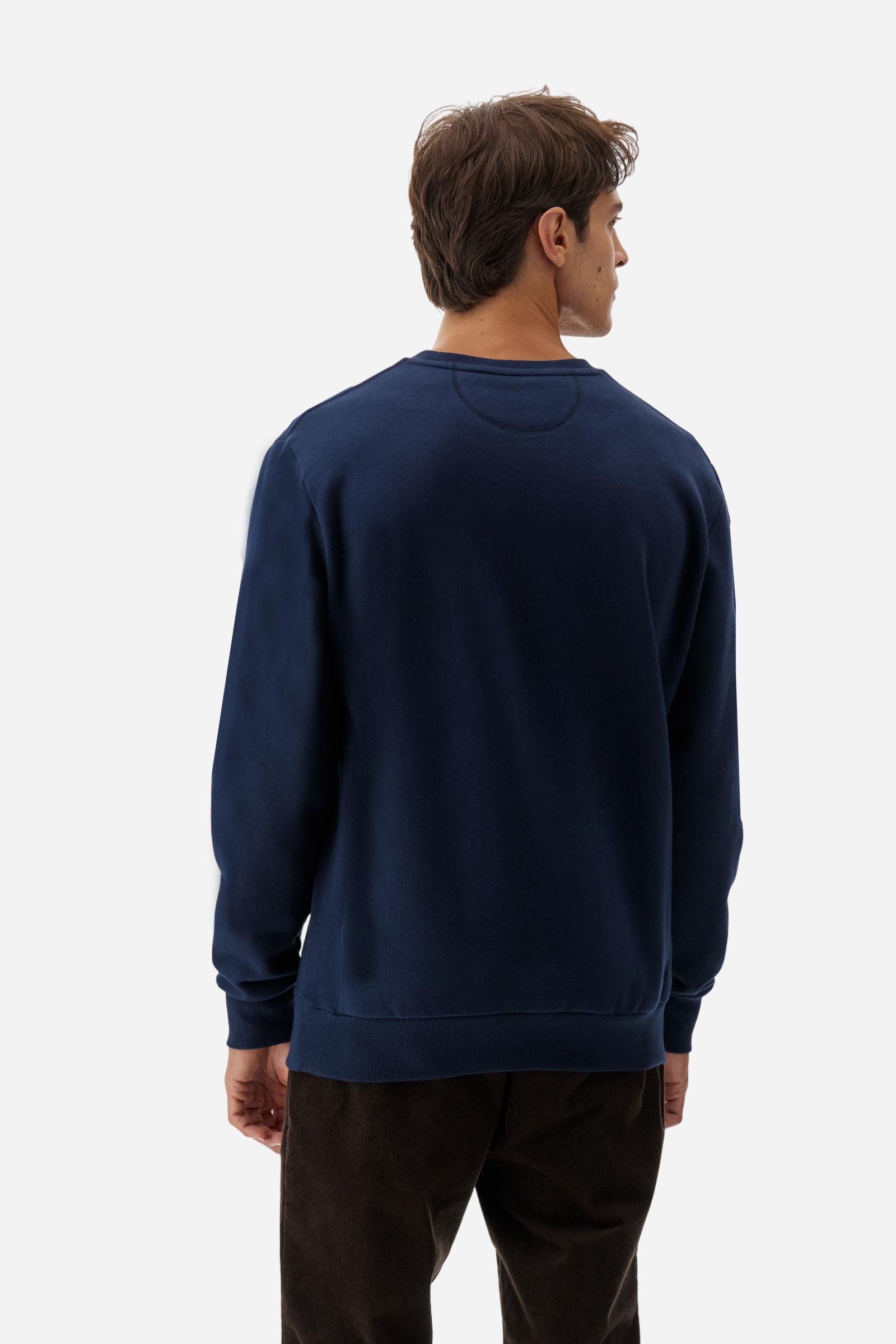 Men's long-sleeved round neck sweatshirt in 100% cotton fleece with a velvety feel. The collar, cuffs, waist and sides are in matching ribbed knit. The small brand logo is embroidered in contrasting colour on the chest. This essential piece has a regular fit for a timeless silhouette. The model is wearing a size L - Navy