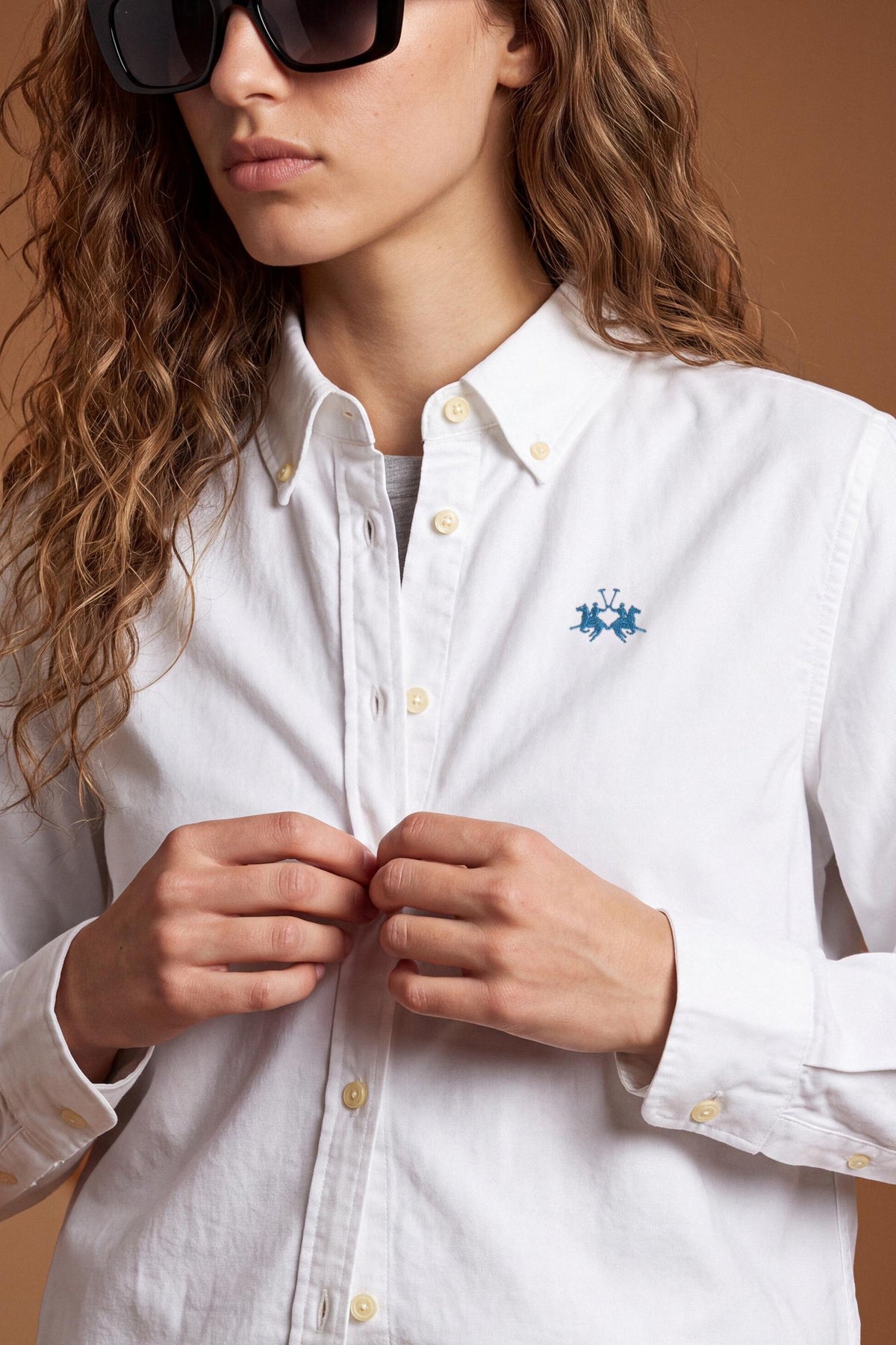 Women's 100% cotton Oxford shirt with button-down collar, buttoned cuffs, regular fit, and embroidered La Martina logo for comfort and timeless style. - Optic White
