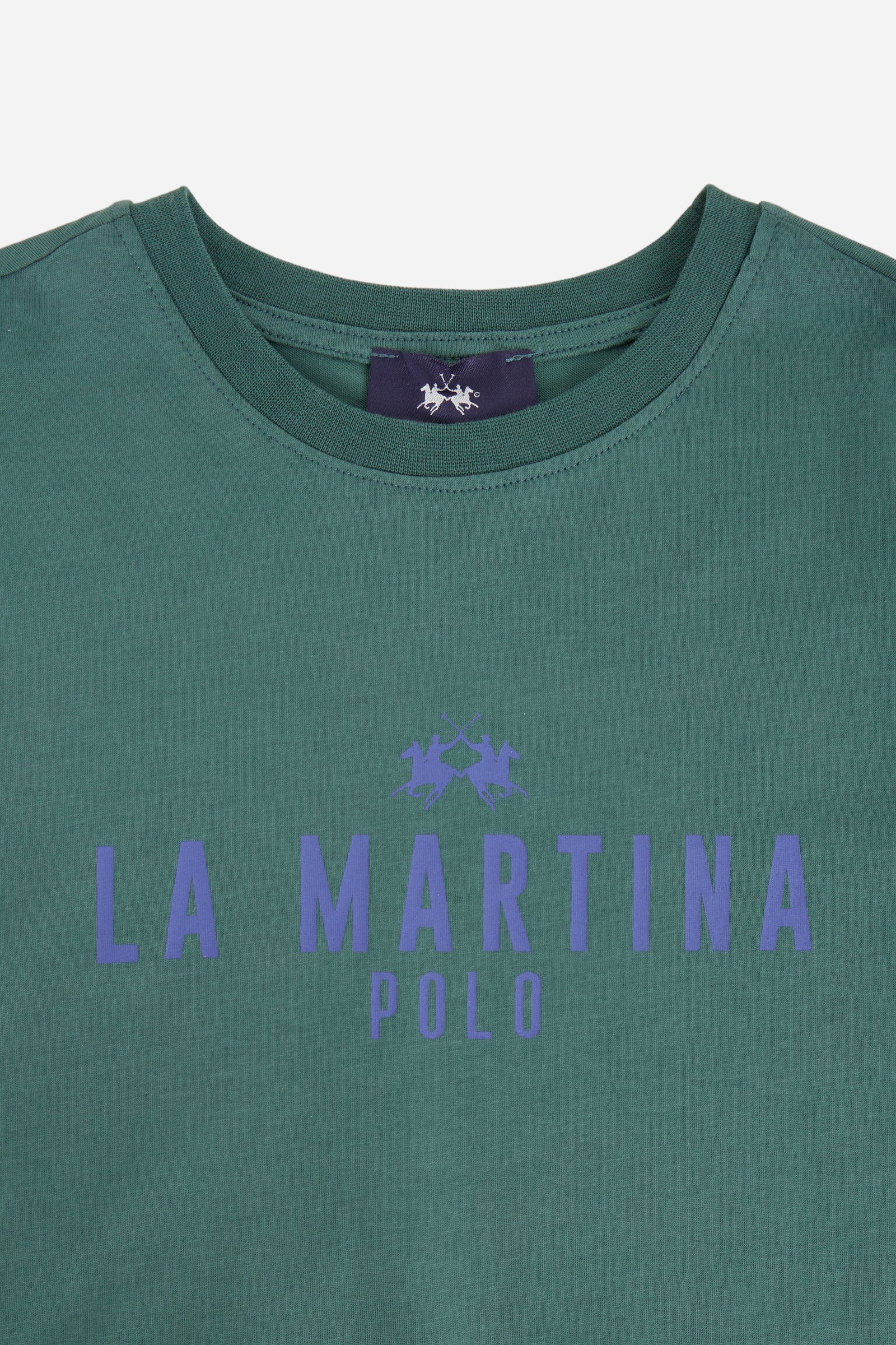 Short-sleeved T-shirt for boys made from 100% cotton jersey in a solid colour. The style features a regular fit, straight line and tonal ribbed crew neck. The brand’s Iconic graphics, printed in contrast on the chest and sleeve, give the garment a sporty and recognisable style. A versatile T-shirt, perfect for completing seasonal casual looks. - Pineneedle