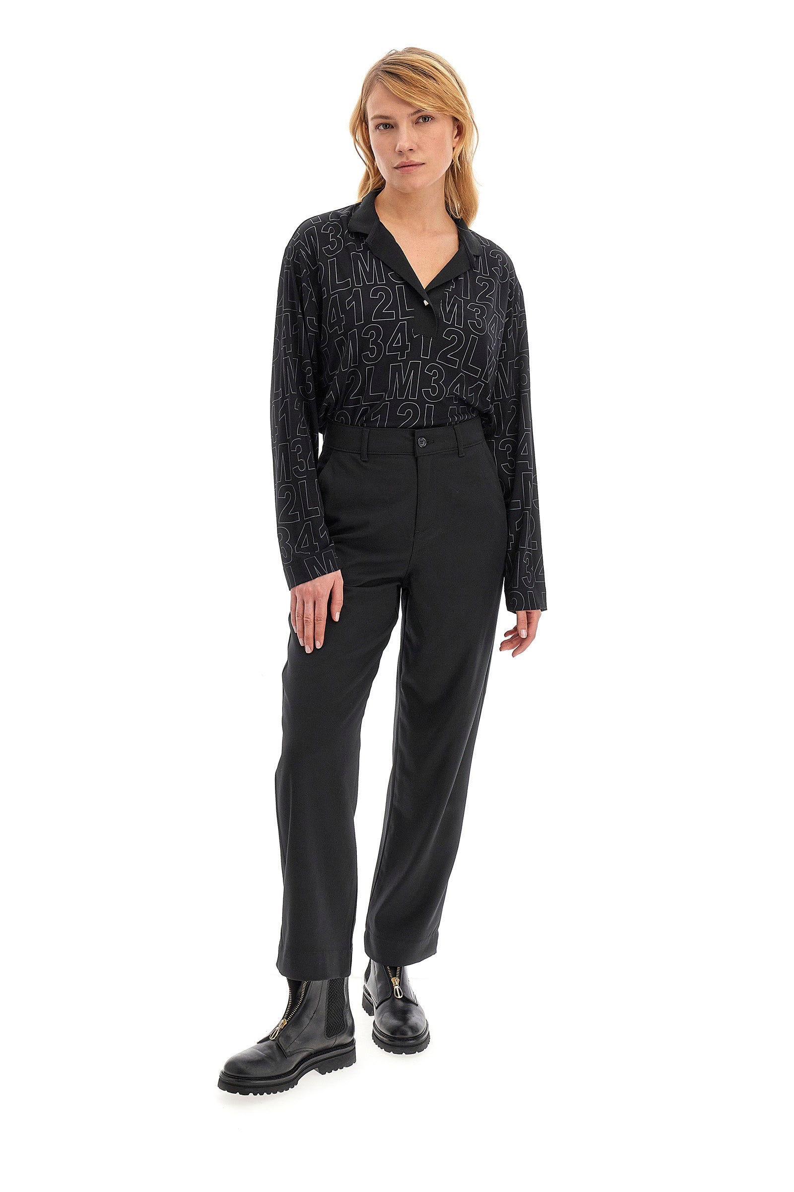 Classic women's trousers made of stretch viscose to offer comfort and wearability. The button fastening, the welt pockets and the double back pocket guarantee practicality and functionality. The logo patch also adds a touch of understated style. The regular fit adapts perfectly to many body types, making these trousers a versatile choice for any occasion. The model is 174 cm tall and wears a size 2. - Black