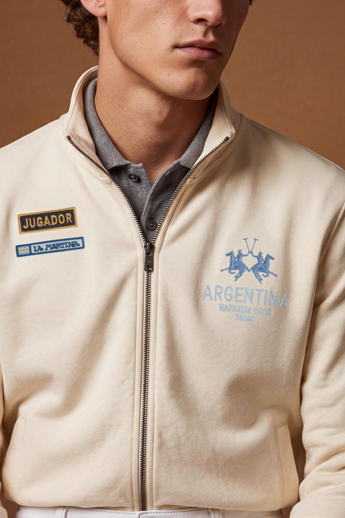 Men's long-sleeve sweatshirt in brushed cotton fleece with high collar, double-slider zipper, ribbed cuffs, embroidered Argentina Polo Team graphic, and side pockets. - Pristine