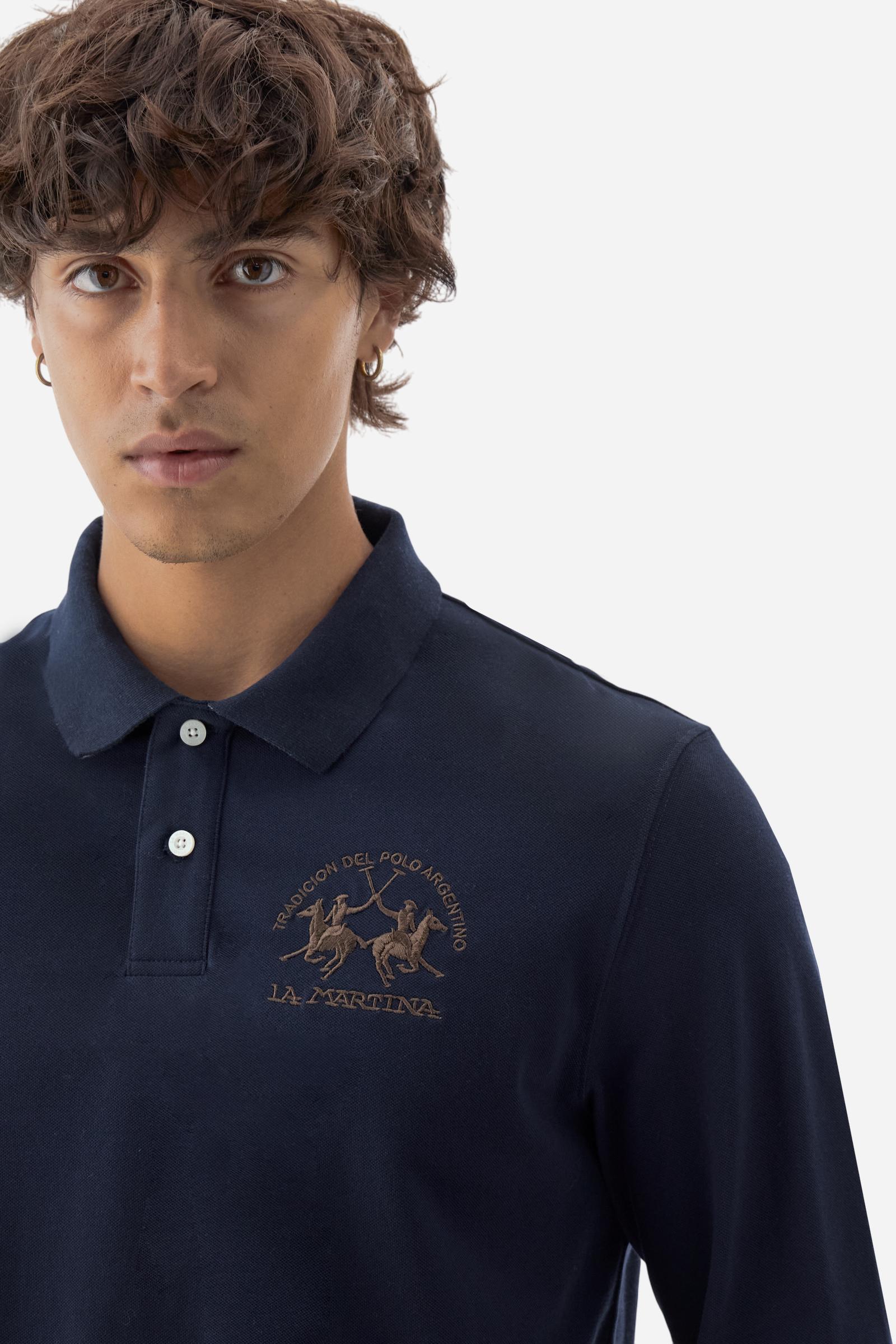 Men's long-sleeved solid colour polo shirt. Made of high-quality stretch Piqué. The collar and cuffs are in solid colour ribbing. The undercollar features a print of the iconic La Martina lettering in a contrasting colour. Featuring a logo embroidered on the chest in a contrasting colour. On the back at the bottom, the guarantee label typical of the brand's iconic models is applied. Regular fit. The model is wearing a size L. - Navy