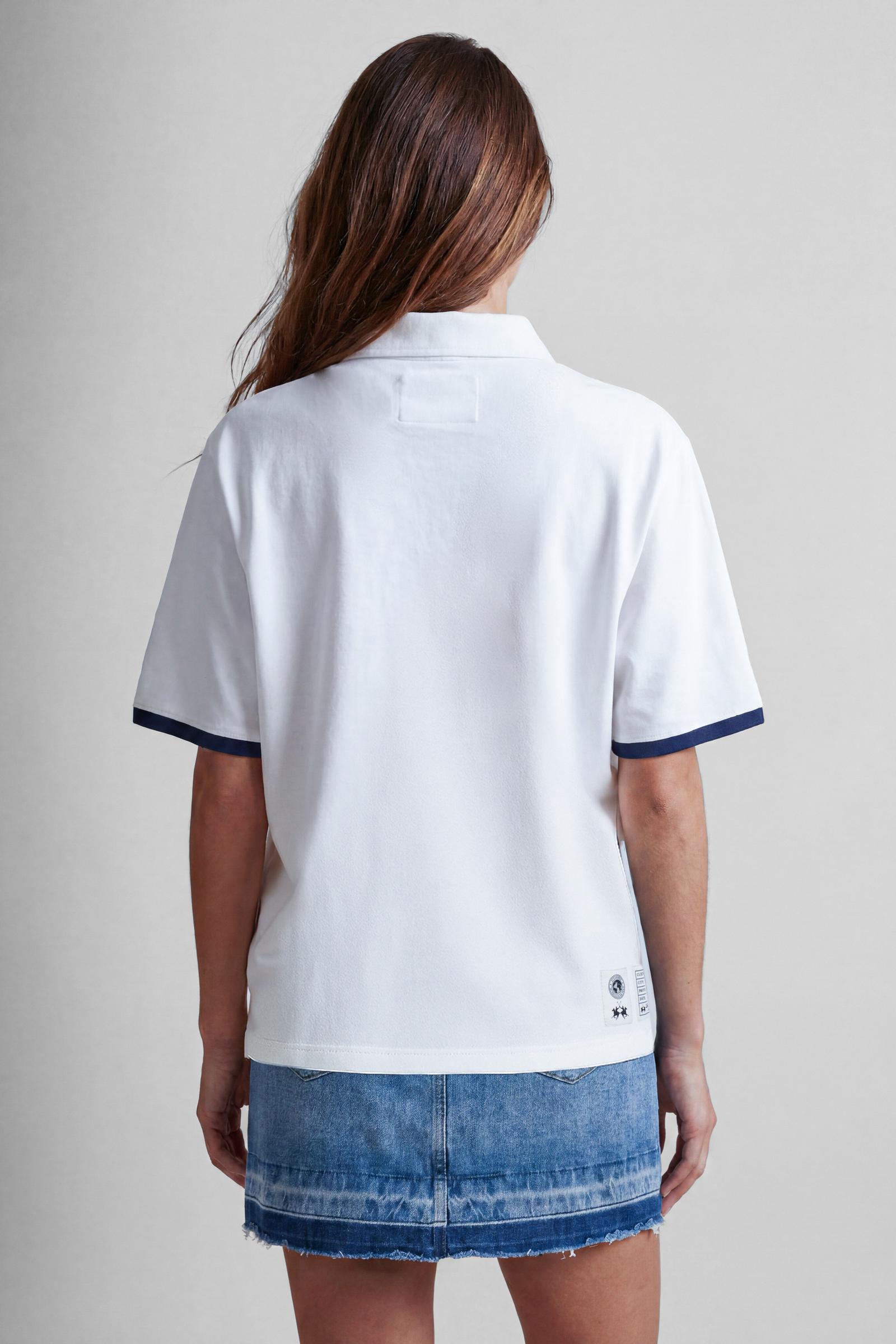 Numbered style with exclusive label, produced in only 100 pieces per style/colour. The label is positioned on the back, at the lower right, with the progressive number clearly visible. Short-sleeved polo shirt made from solid-colour 100% cotton jersey. The contemporary-cut design features a modern, wide and relaxed silhouette, with a current streetwear aesthetic. The style is completed with a tone-on-tone ribbed collar and contrast ribbed cuffs. The front fastening has two buttons. The front graphic is bold