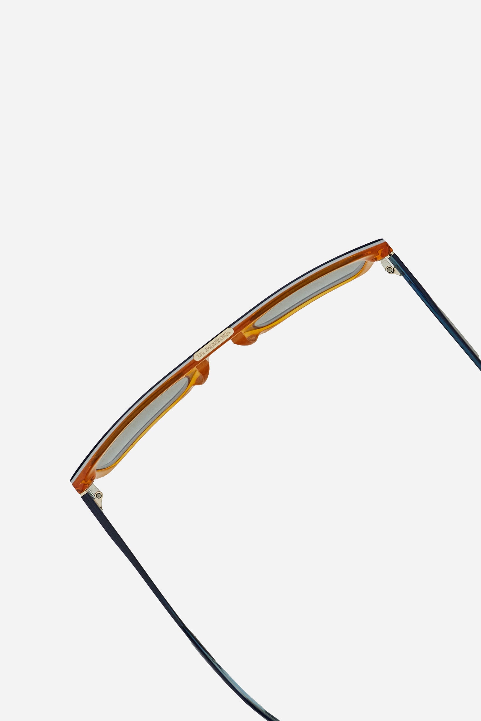 Men's sunglasses with a square frame, featuring a clean and contemporary design. Made of acetate, a material chosen to ensure lightness, resistance and a high-quality finish.Gradient mineral lenses offer effective UV protection, reducing glare and ensuring clear, comfortable vision. The mineral glass, appreciated for its transparency and durability, completes the model with a high-level performance.Shaft width: 145 mmCalibre (lens diameter): 56 mmBridge: 21 mm - BLACK/WHITE/ORANGE