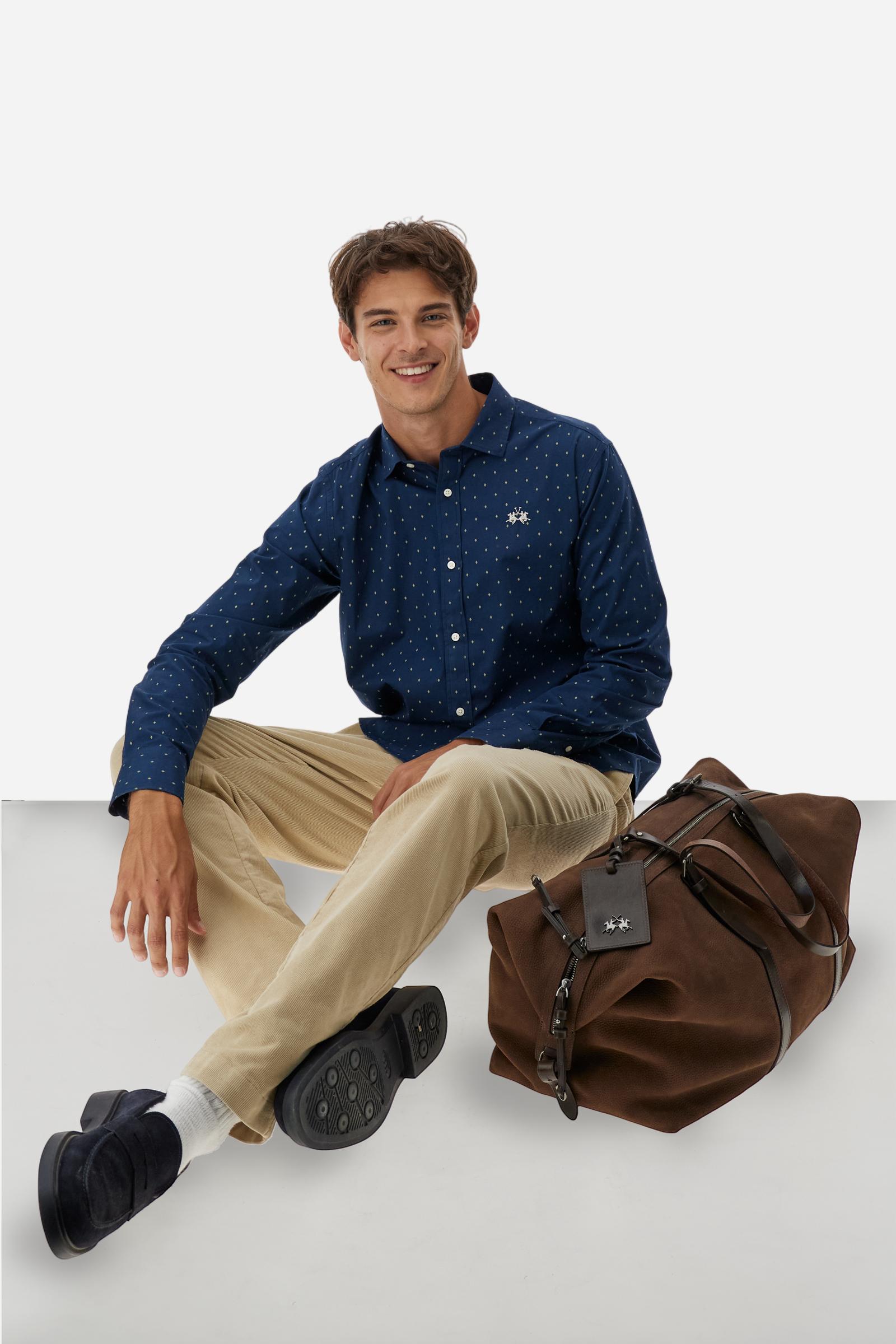 Men's long-sleeved poplin shirt with small contrasting diamond pattern. Made from high-quality, breathable and resistant cotton fabric. Front closure with personalised buttons, French collar with contrasting interior details inspired by Argentina. Small contrasting embroidered logo on the chest adds subtle refinement. Regular fit. Model wears size L. - Navy/Birch