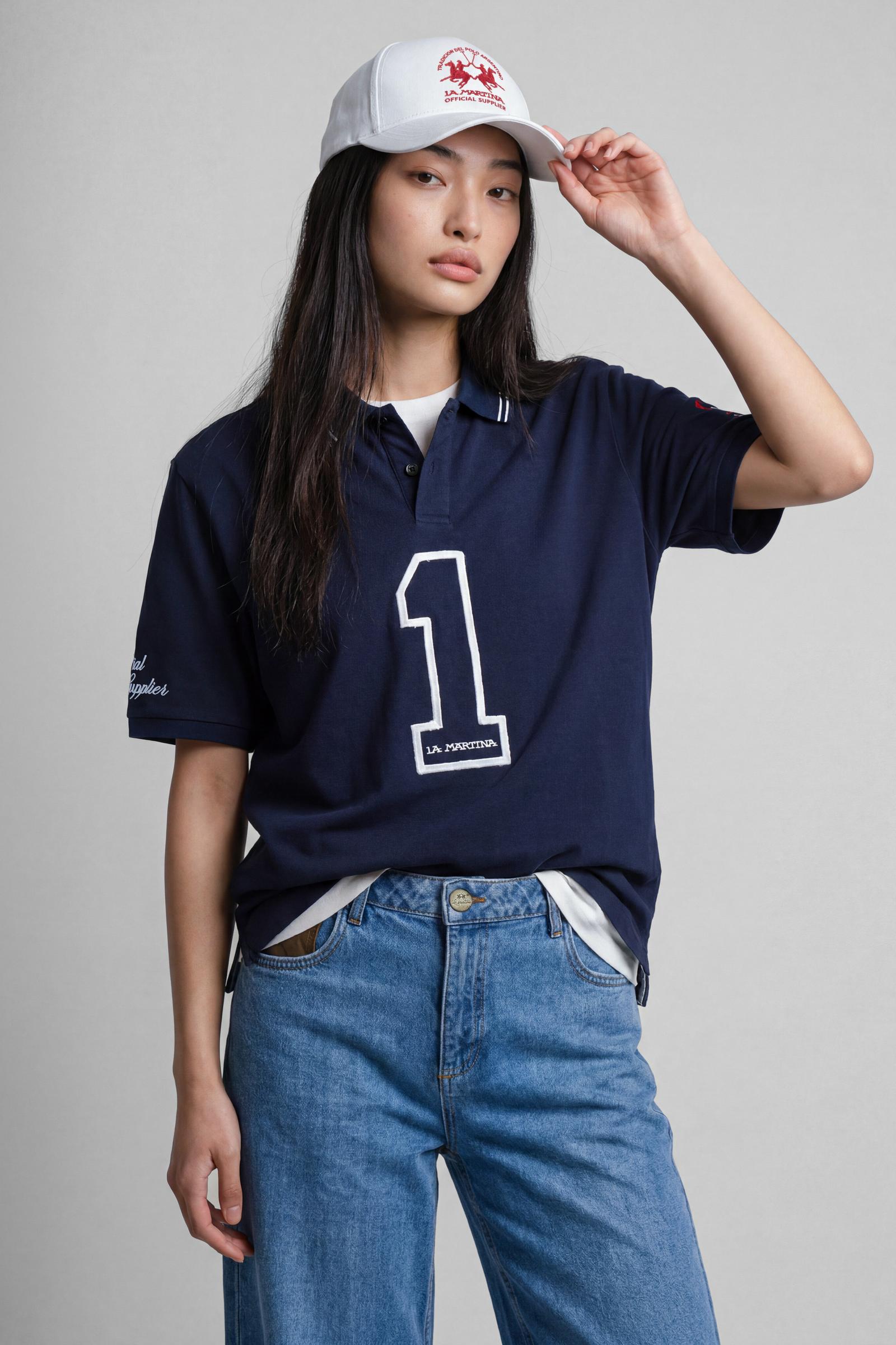 Numbered style with exclusive label, produced in only 100 pieces per style/colour. The label is positioned on the back, at the lower right, with the progressive number clearly visible. Short-sleeved polo shirt made from 100% cotton jersey. The contemporary-cut design features a modern, wide and relaxed silhouette, with a distinctly current streetwear touch. The collar is ribbed with contrast stripes, while the cuffs are ribbed tone-on-tone. The contrast number “1” on the chest, made from raw-edge finished f