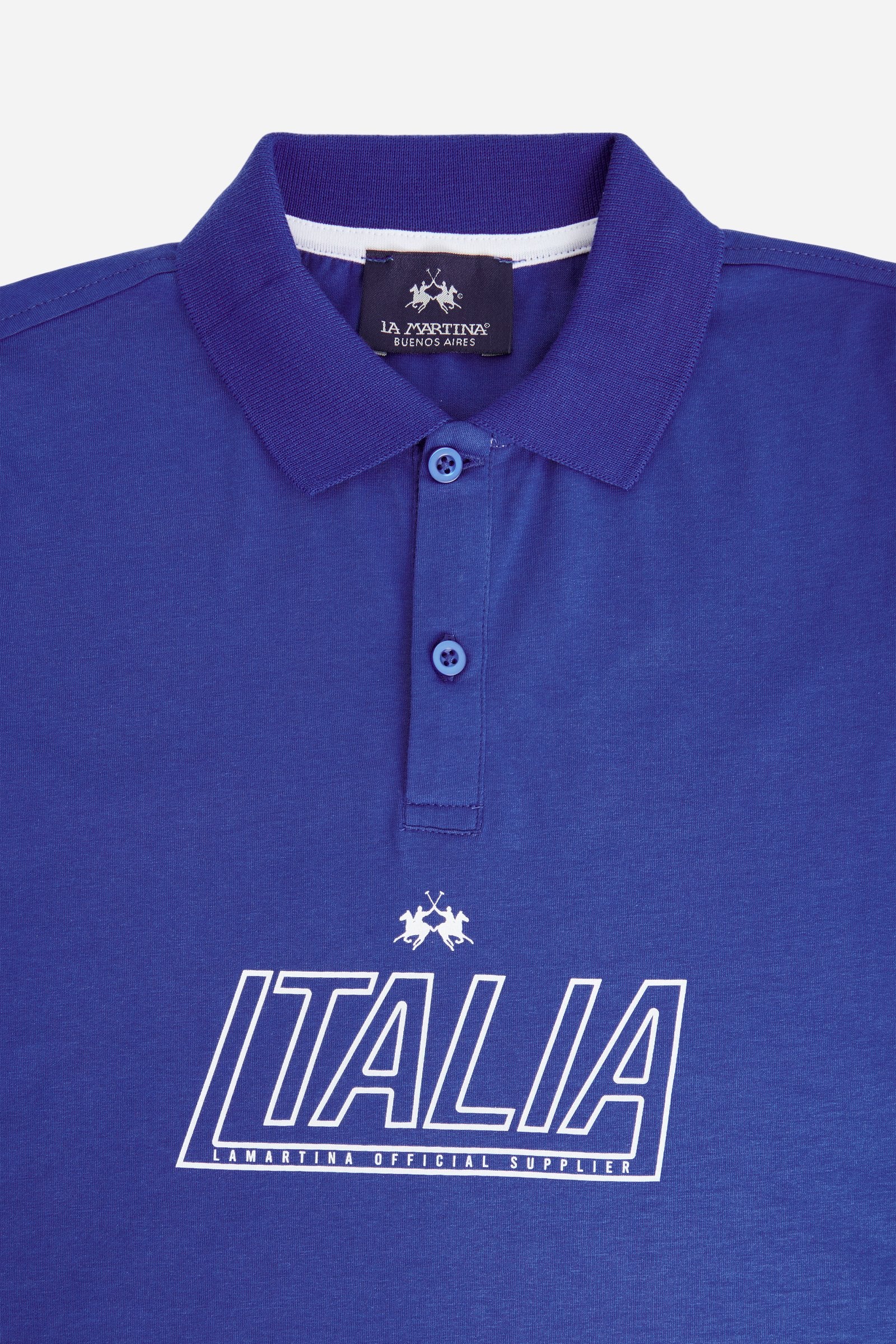 Short-sleeved polo shirt for boys made from 100% cotton jersey in a solid colour. The classic design features a ribbed collar and sleeve cuffs, a two-button front closure and contrast grosgrain tape inside the collar. Maxi lettering graphics on the front and back give the garment a bold look. The number “3” printed on the sleeve and the logo on the chest complete the style. - Surf The Web (Royal)
