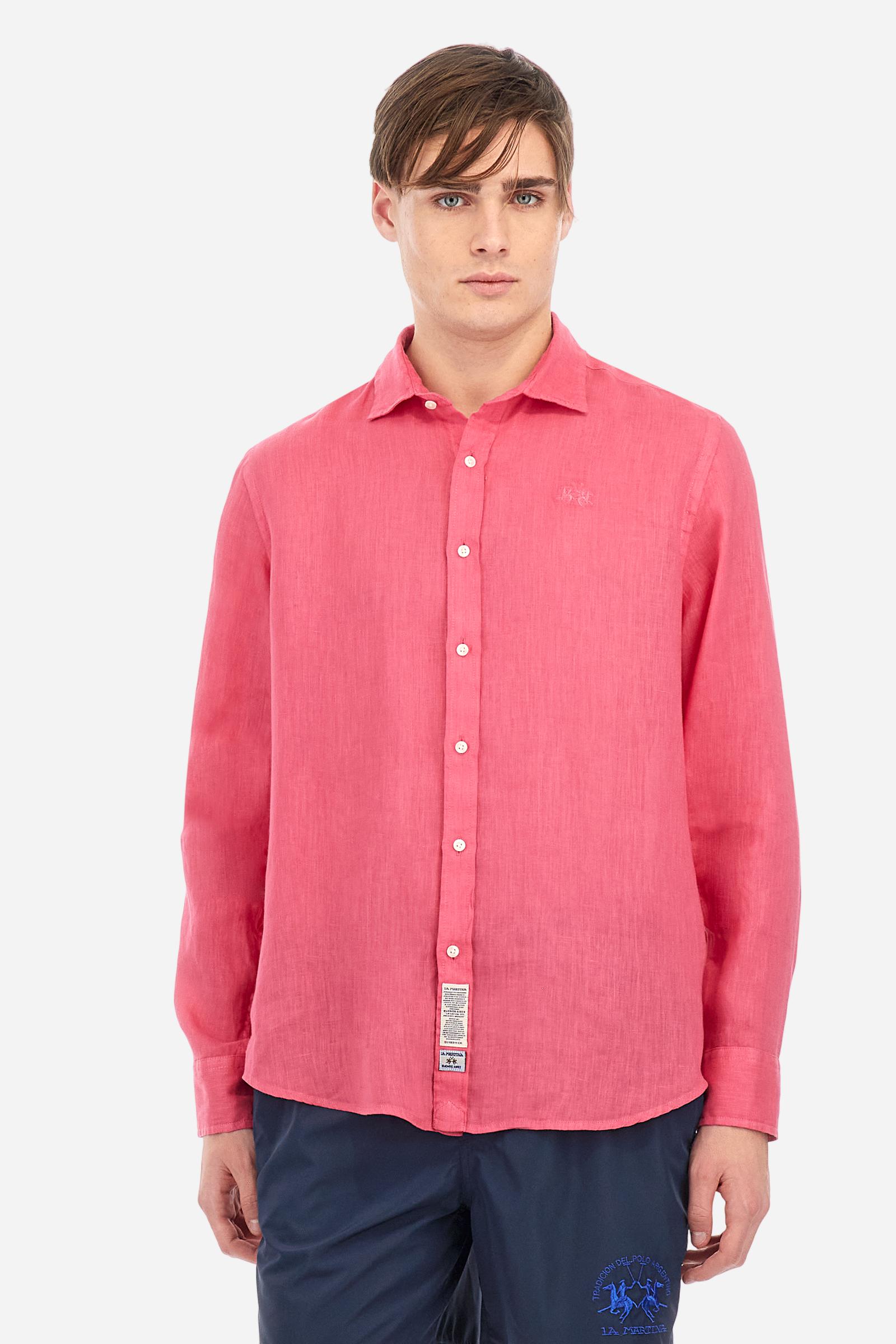 Men's plain long-sleeved shirt made from linen canvas. Button-down collar. Two fabric patches, depicting the brand's certification and the Argentine flag, are sewn on the hem of the garment. A tone-on-tone logo is embroidered on the left side of the chest. Regular fit. The model is wearing a size L. - Honey Suckle