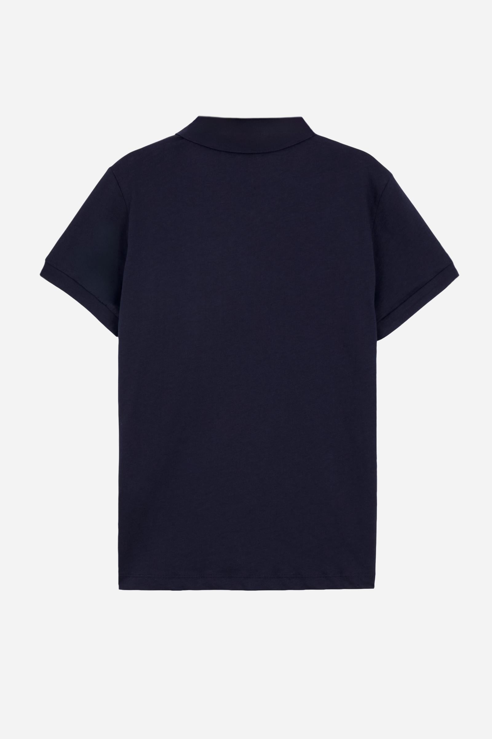 Short-sleeved polo shirt for boys made from lightweight 100% cotton jersey in a solid colour. The style features a two-button front opening and shirt collar in the same fabric. The contrast inner collar tape recalls the Team logo printed on the chest, while the brand lettering under the collar completes the garment with an iconic and recognisable detail. - Navy