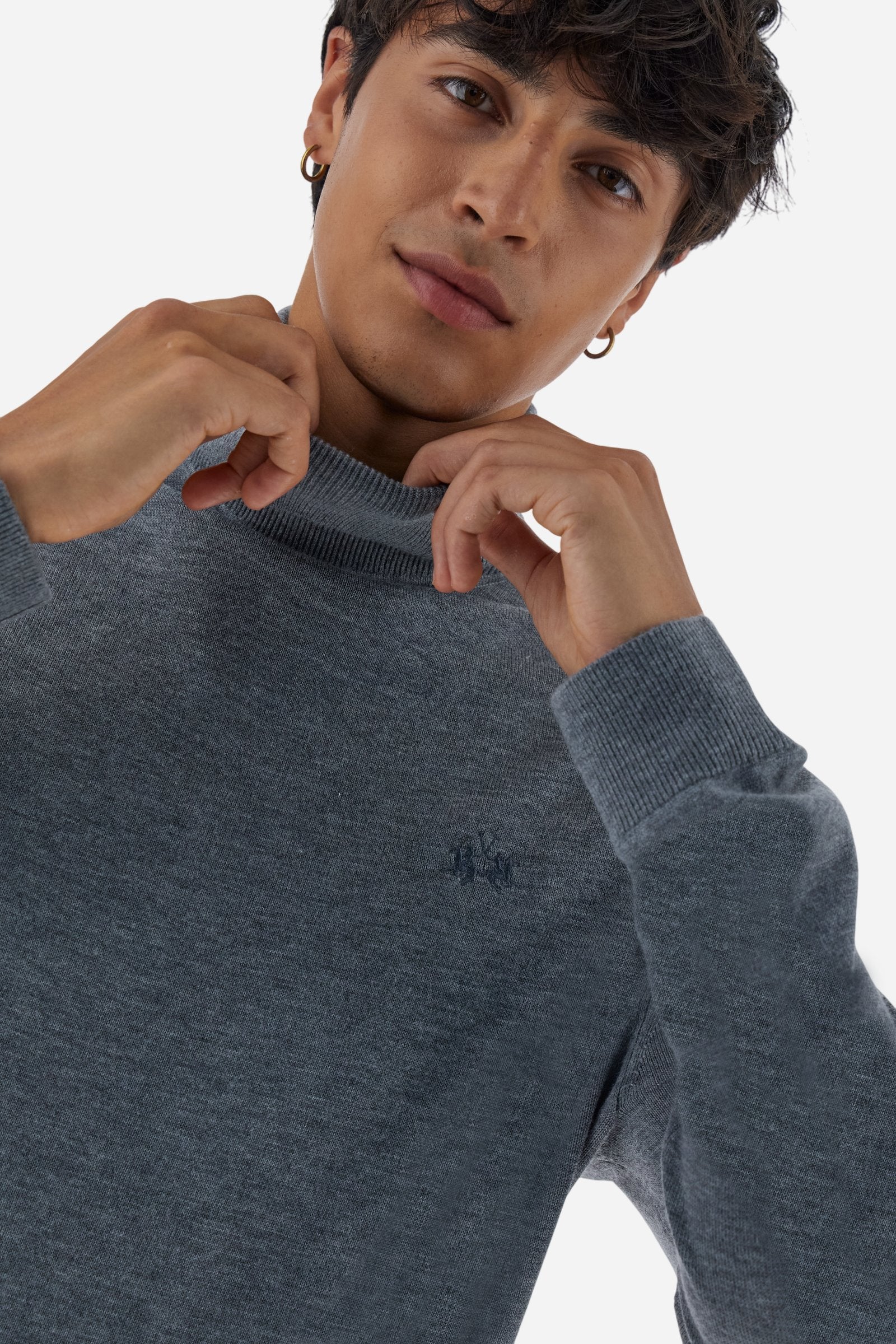 Men's long-sleeved solid colour jumper. This high-neck model is made in a soft-touch wool blend. The neck and cuffs are made in tone-on-tone ribbing. The logo is embroidered on the left of the chest in tone-on-tone thread. Regular fit. The model is wearing a size L - Medium Heather Grey
