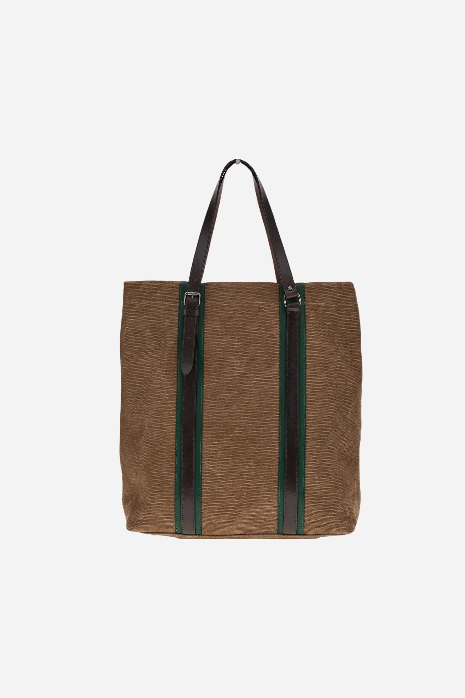 Tote bag in washed cotton with smooth leather details, versatile and roomy, ideal for everyday use. Featuring leather handles and a front pocket with patch, it is enriched with vertical logo print and contrasting bands that give a distinctive character. Dimensions:39 x 10 x 35 - COCOA/PINE NEEDLE