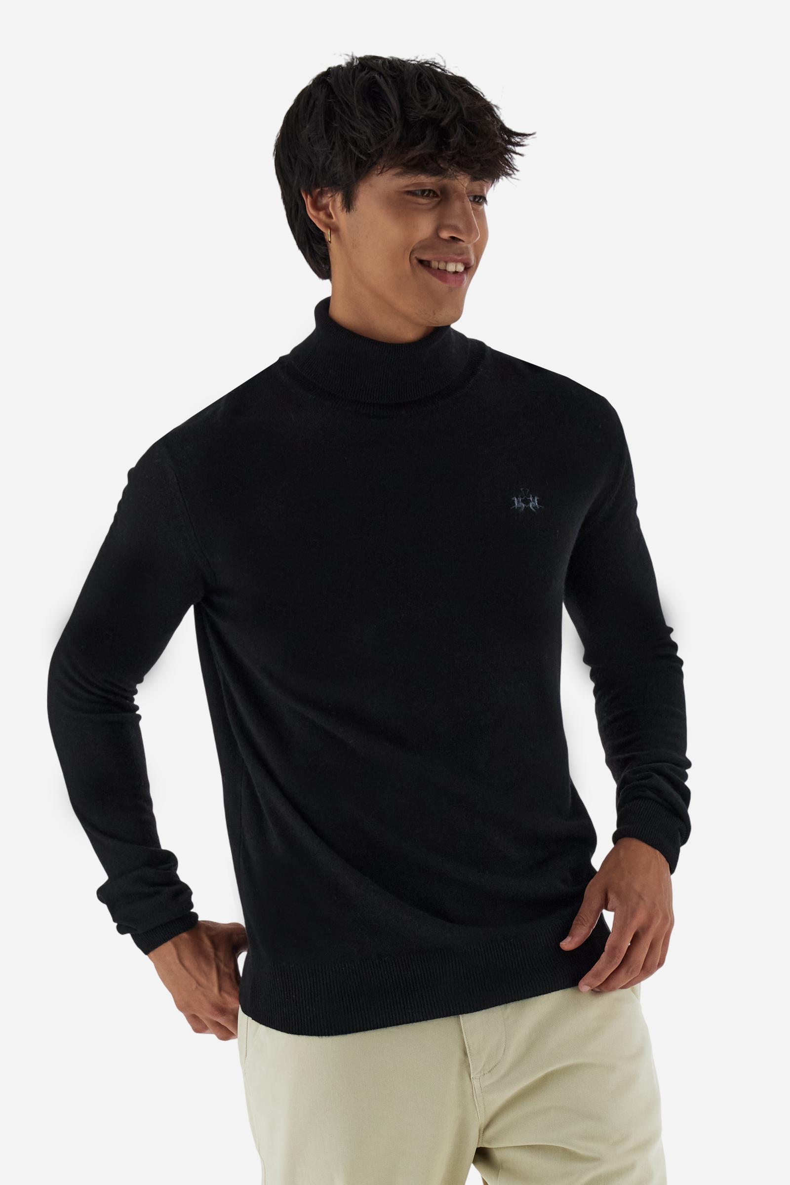 Men's long-sleeved solid colour jumper. This high-neck model is made in a soft-touch wool blend. The neck and cuffs are made in tone-on-tone ribbing. The logo is embroidered on the left of the chest in tone-on-tone thread. Regular fit. The model is wearing a size L - Black