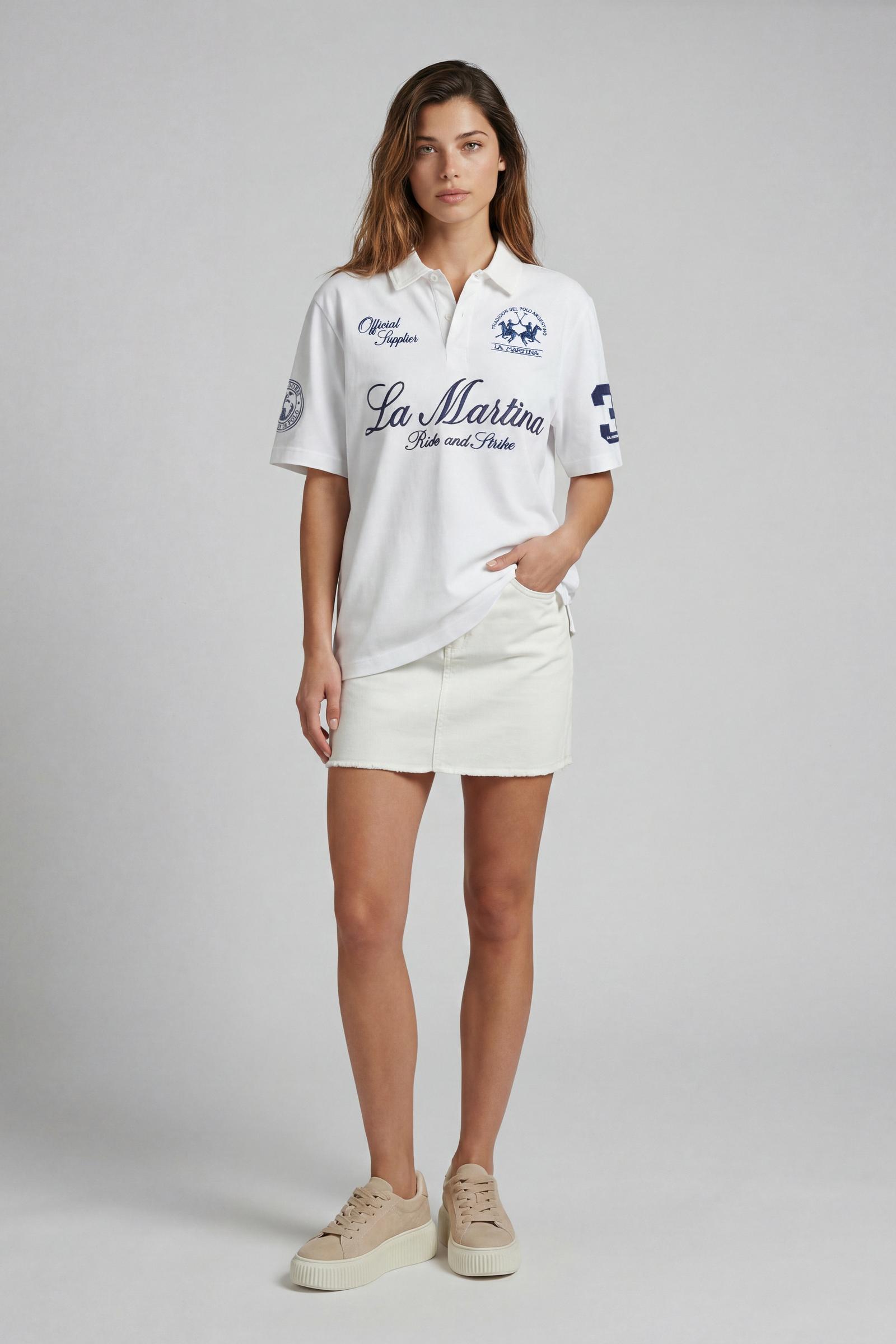 Numbered style with exclusive label, produced in only 100 pieces per style/colour. The label is positioned on the back, at the lower right, with the progressive number clearly visible. Short-sleeved polo shirt made from 100% cotton jersey. The contemporary-cut design features a modern, wide and relaxed silhouette, with a bold and contemporary streetwear attitude. The style is completed with a contrast twill collar and concealed front buttoning. The graphic has a strong visual impact, with lettering and the 