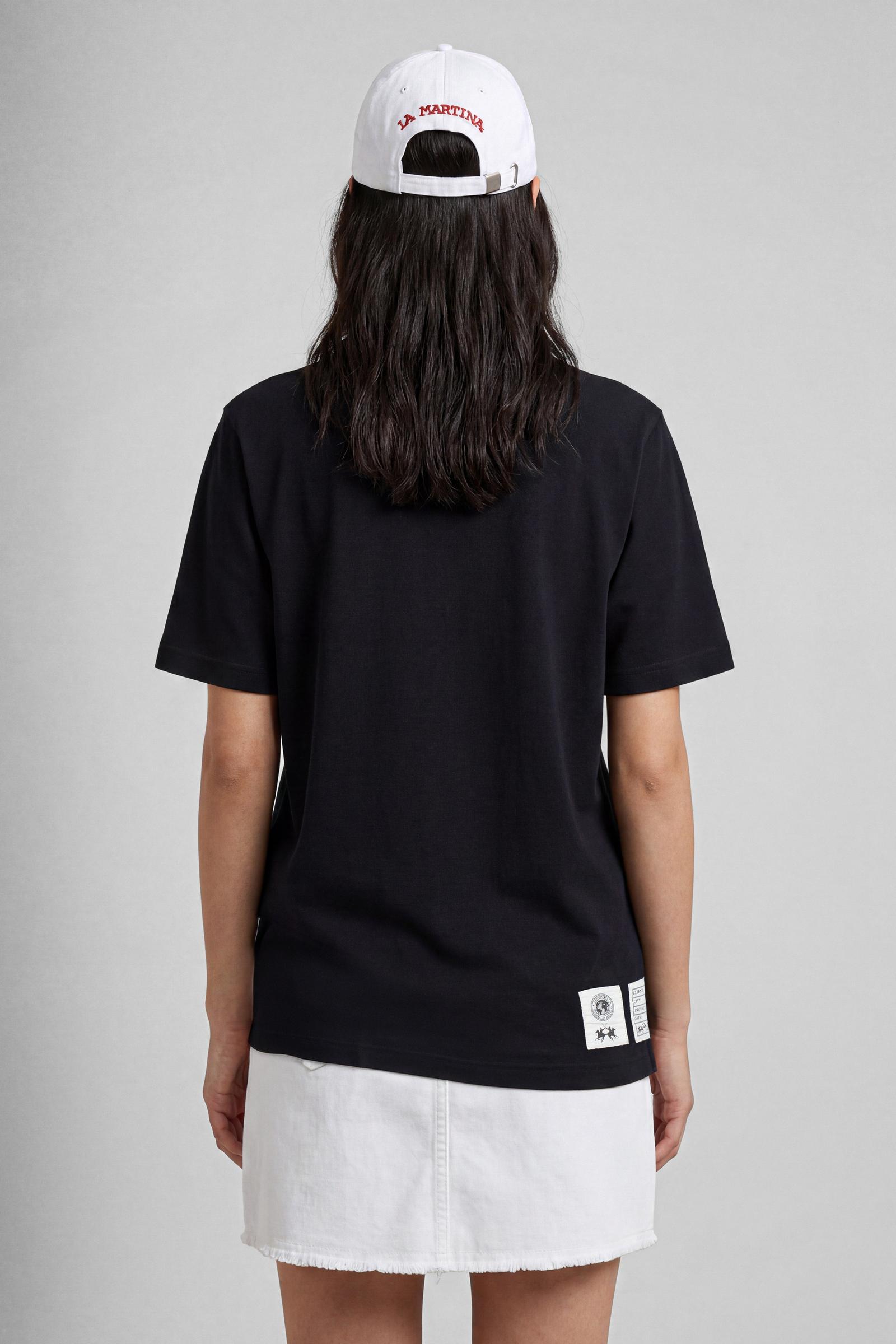 Numbered style with exclusive label, produced in only 100 pieces per style/colour. The label is positioned on the back, at the lower right, with the progressive number clearly visible. Short-sleeved polo shirt made from 100% cotton jersey. The contemporary-cut design features a modern, wide and relaxed silhouette, with a bold and contemporary streetwear attitude. The style is completed with a contrast twill collar and concealed front buttoning. The graphic has a strong visual impact, with lettering and the 