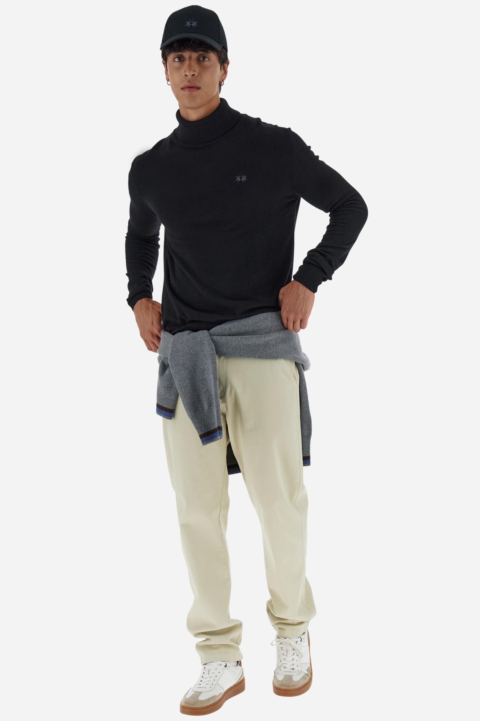 Men's long-sleeved solid colour jumper. This high-neck model is made in a soft-touch wool blend. The neck and cuffs are made in tone-on-tone ribbing. The logo is embroidered on the left of the chest in tone-on-tone thread. Regular fit. The model is wearing a size L - Black