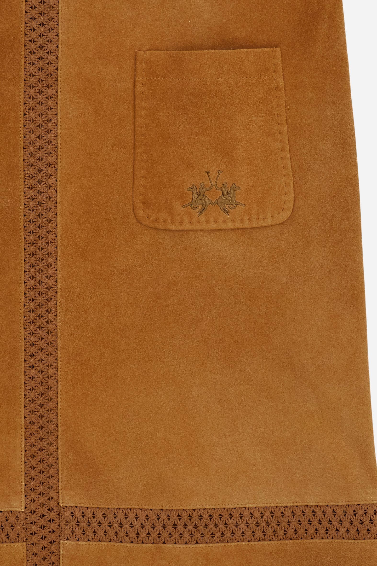 Abito senza maniche in suede color tabacco, ispirato allo stile bohemien degli anni '70. Silhouette A-line con scollo a U e tasche frontali. Effetti di traspare - Monk's Robe                                                                                                                                                                                                                                                                                                                                                  