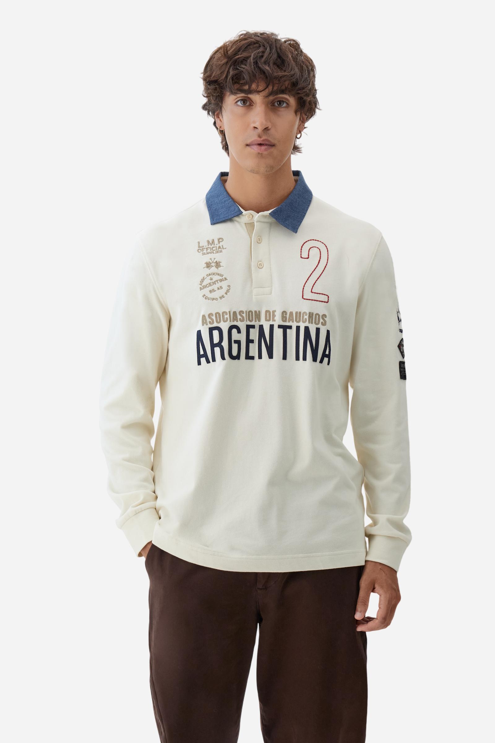 Men’s long-sleeve polo shirt in solid-colour cotton jersey with a warm touch. Contrast details on collar and three-button placket with mixed fabrics and colours. Patches and embroidery celebrate the Asociación Gauchos Argentinos. Small embroidered logo on the chest integrated with other graphics. Regular fit. The model wears size L. - Pristine
