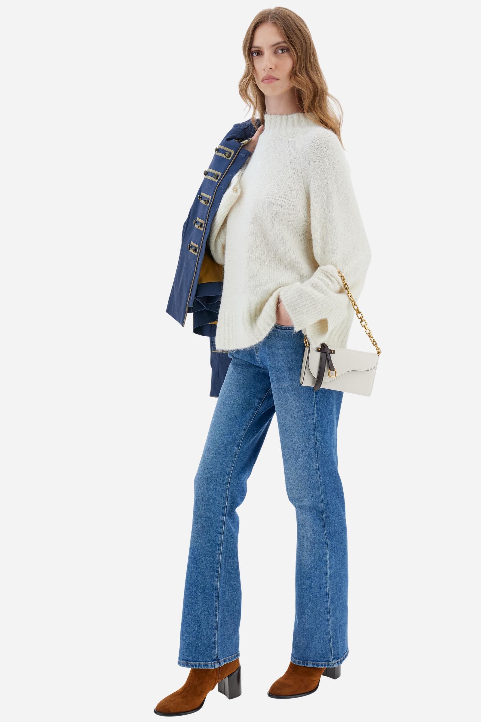 Women’s turtleneck sweater with long sleeves in solid-colour wool and mohair blend, soft and warm. Ribbed turtleneck for elegance and warmth, side slits and sleeve slits for a modern look. Logo on small golden metal plate applied to the front hem. Regular, soft fit for a versatile and comfortable silhouette. The model wears size 2. - Pristine