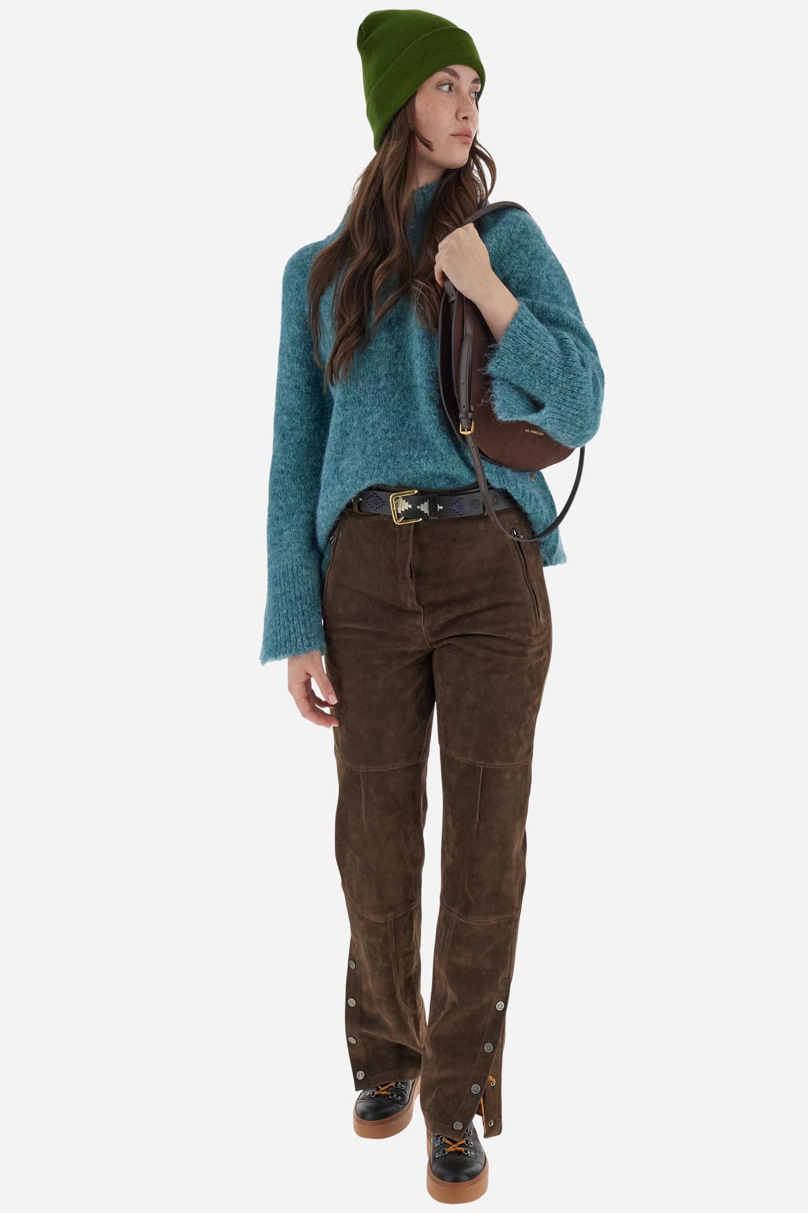 Women’s turtleneck sweater with long sleeves in solid-colour wool and mohair blend, soft and warm. Ribbed turtleneck for elegance and warmth, side slits and sleeve slits for a modern look. Logo on small golden metal plate applied to the front hem. Regular, soft fit for a versatile and comfortable silhouette. The model wears size 2. - North Sea