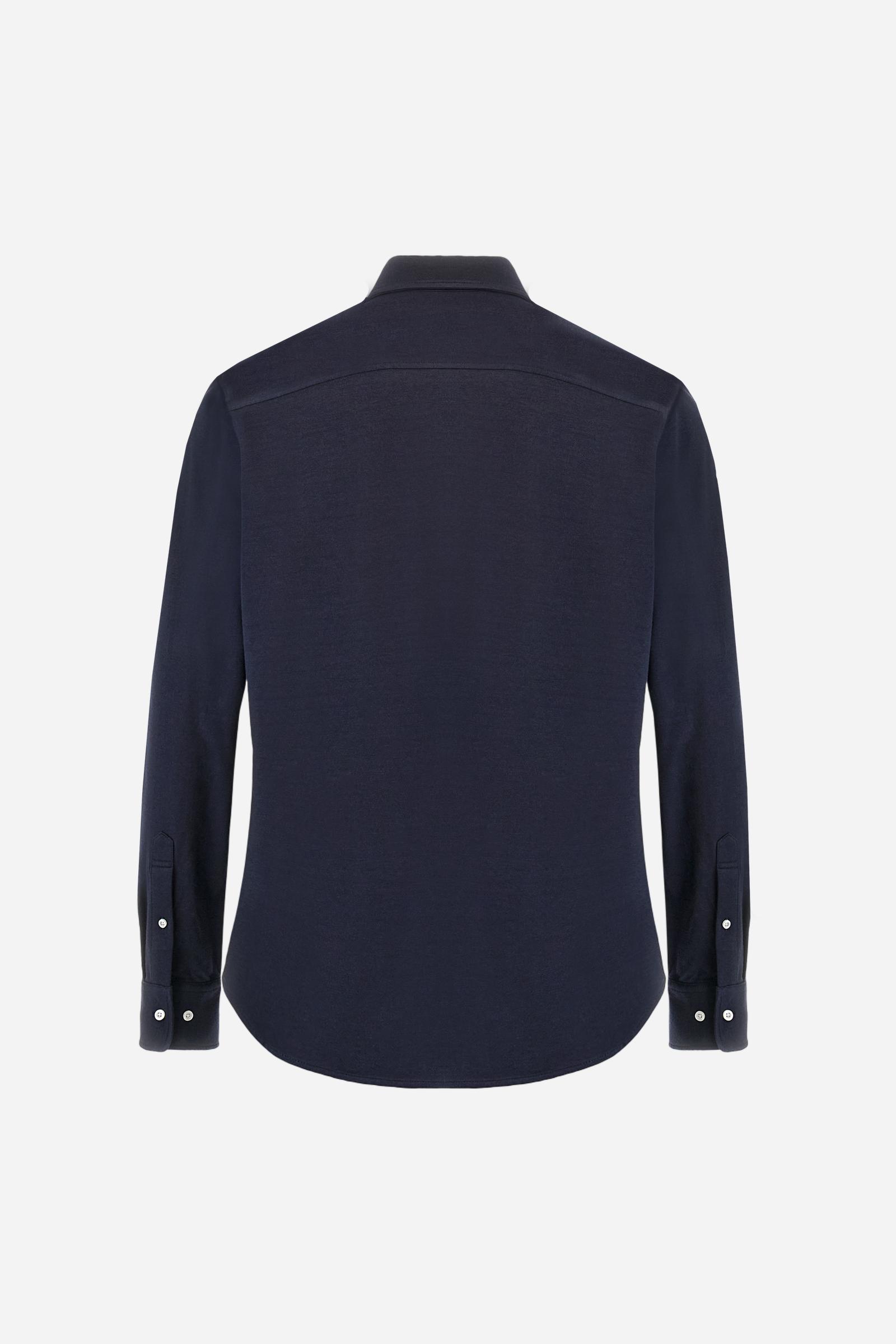 Men's long-sleeved shirt with semi-cutaway collar. It is made of 100% cotton piqué with contrasting details on the inside of the collar. The logo is embroidered on the chest with subtle Polo Club-inspired customisation. The fit is regular and offers a classic, relaxed silhouette. The model is wearing a size L. - Navy