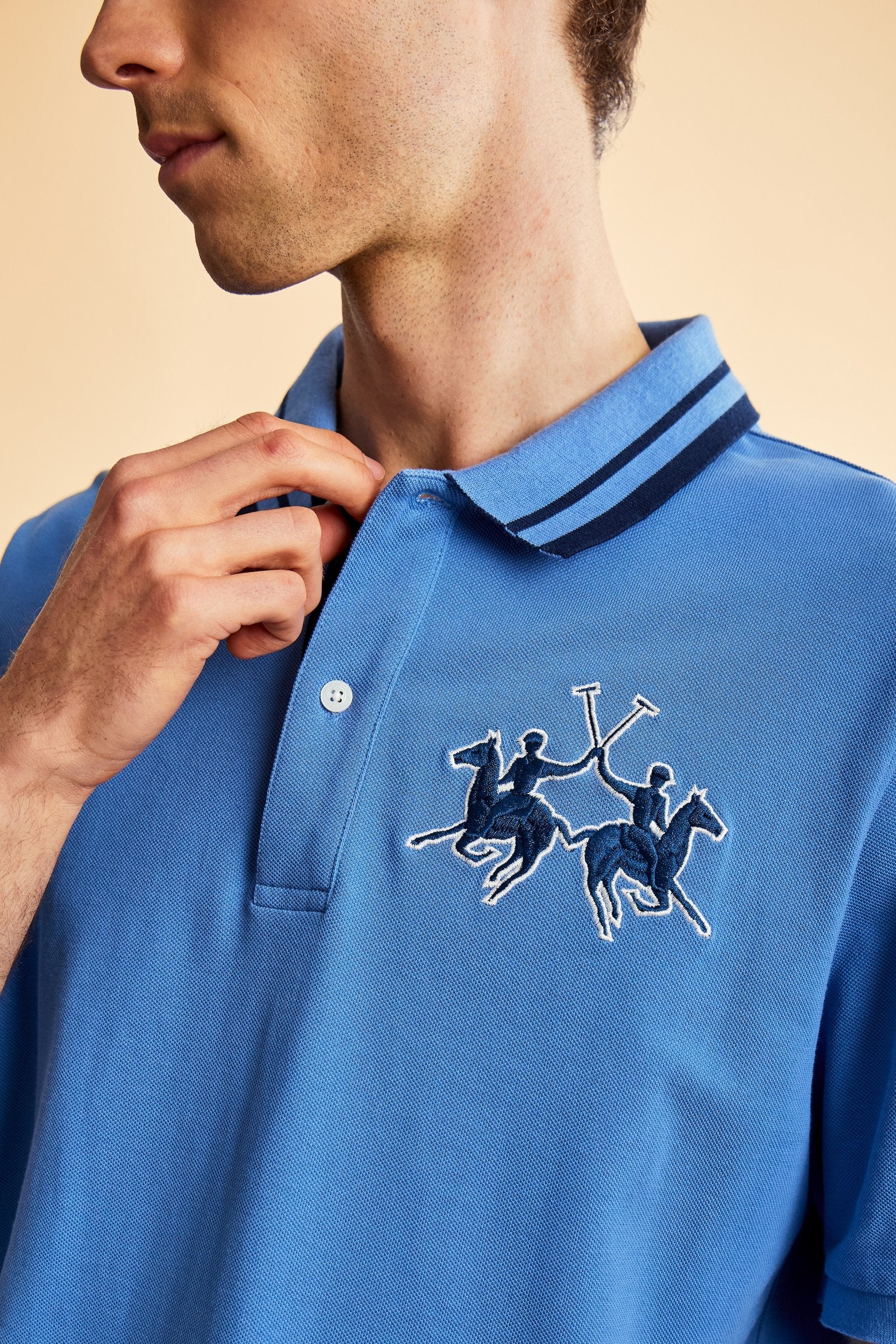 Men’s short-sleeve cotton piqué polo shirt with a new contemporary fit. Embroidered maxi logo and bold colour contrasts define the style. - Riviera