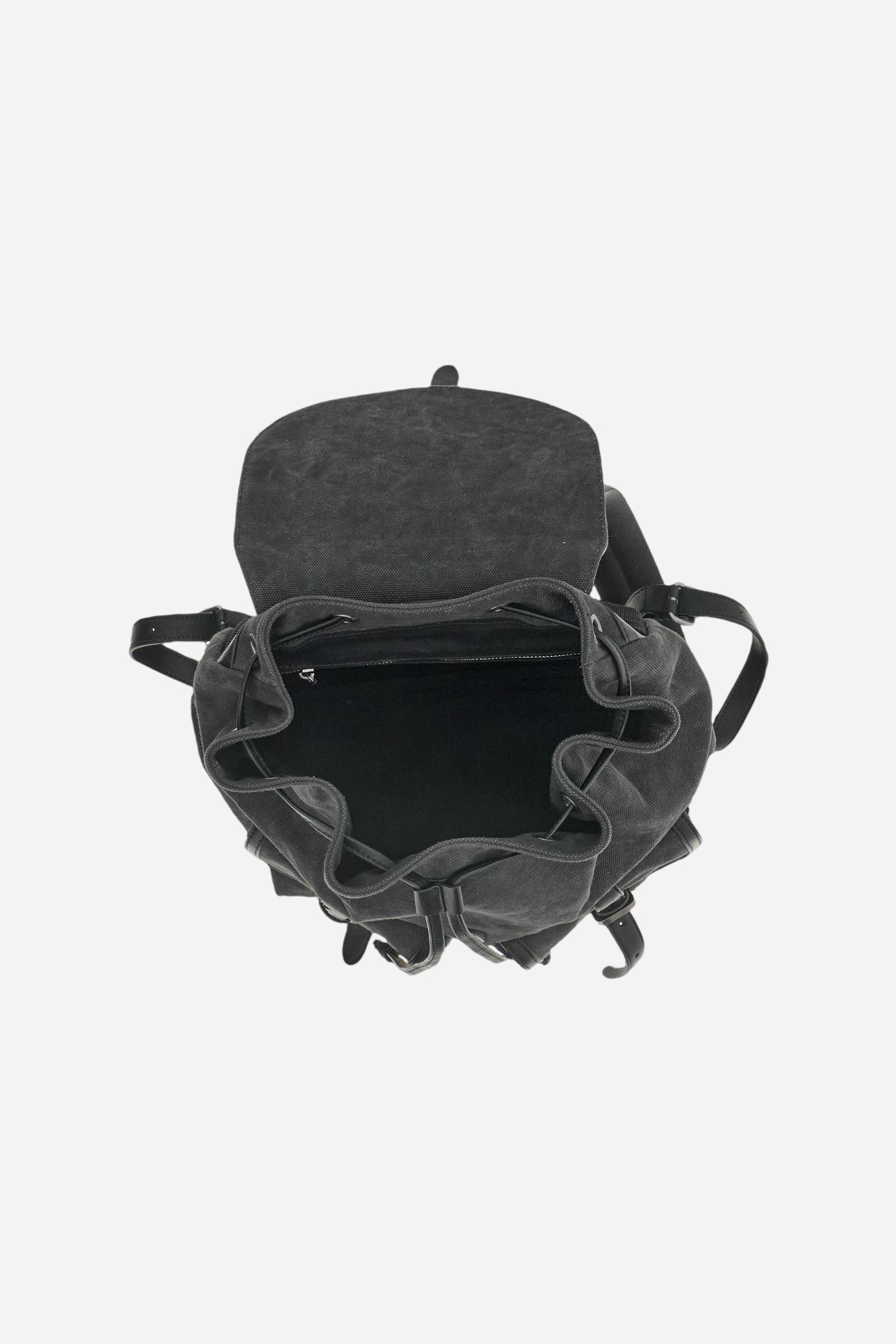 Backpack in washed canvas with leather details, resistant and practical, designed for travel lovers. Featuring a double closure with drawstring and flap with magnetic button, large front pockets for extra space, and a hot-stamped logo on the leather tag of the flap. Dimensions:31 x 40 x 14 - Black