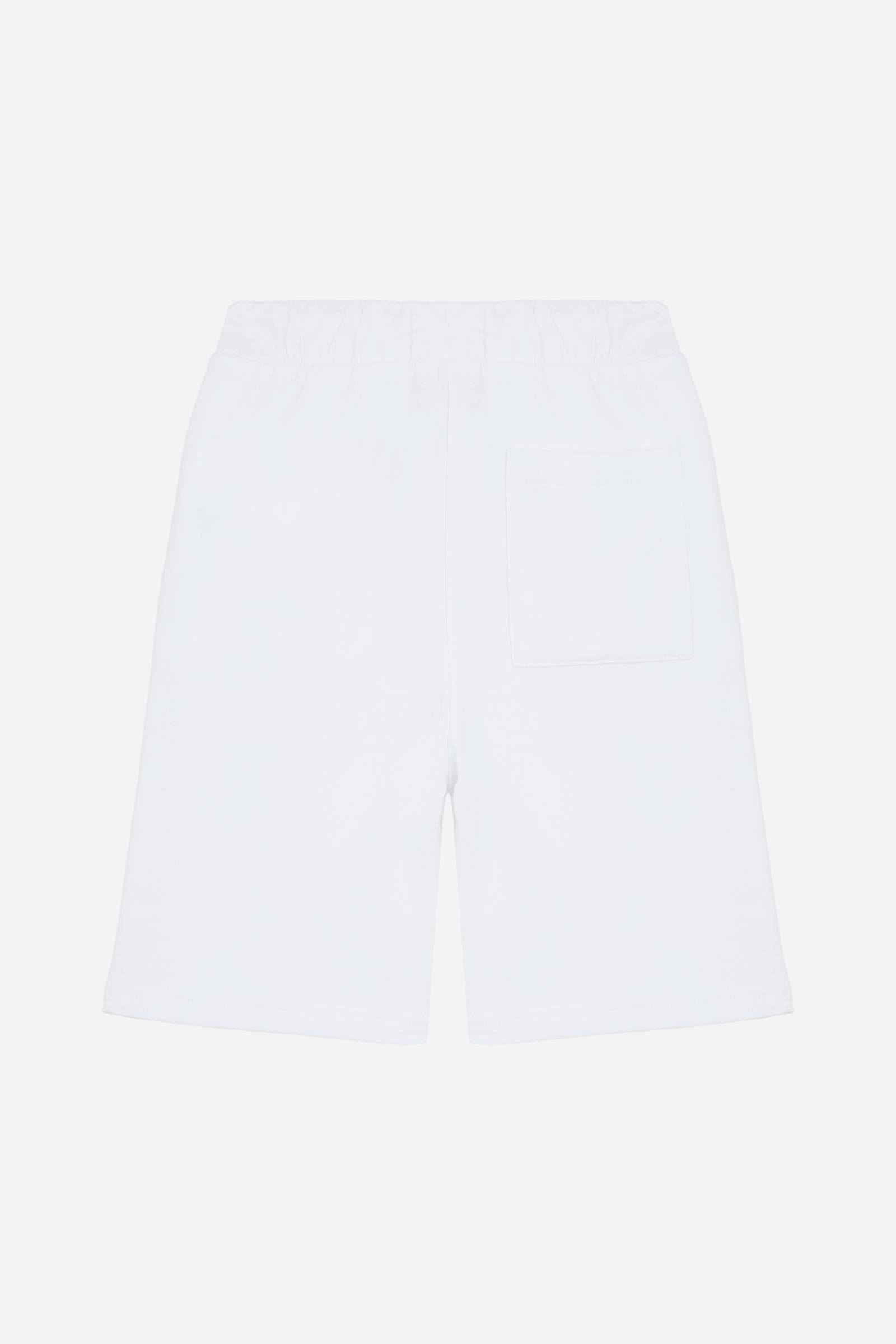 Bermuda shorts for boys made from soft 100% cotton fleece in a solid colour. The style features a clean, essential design, with an elasticated waist adjustable by drawstring and practical side pockets. A patch pocket is placed on the back, while the contrast embroidered maxi logo at the leg hem adds a distinctive and recognisable detail. A comfortable, versatile garment, ideal for leisure time. - Optic White