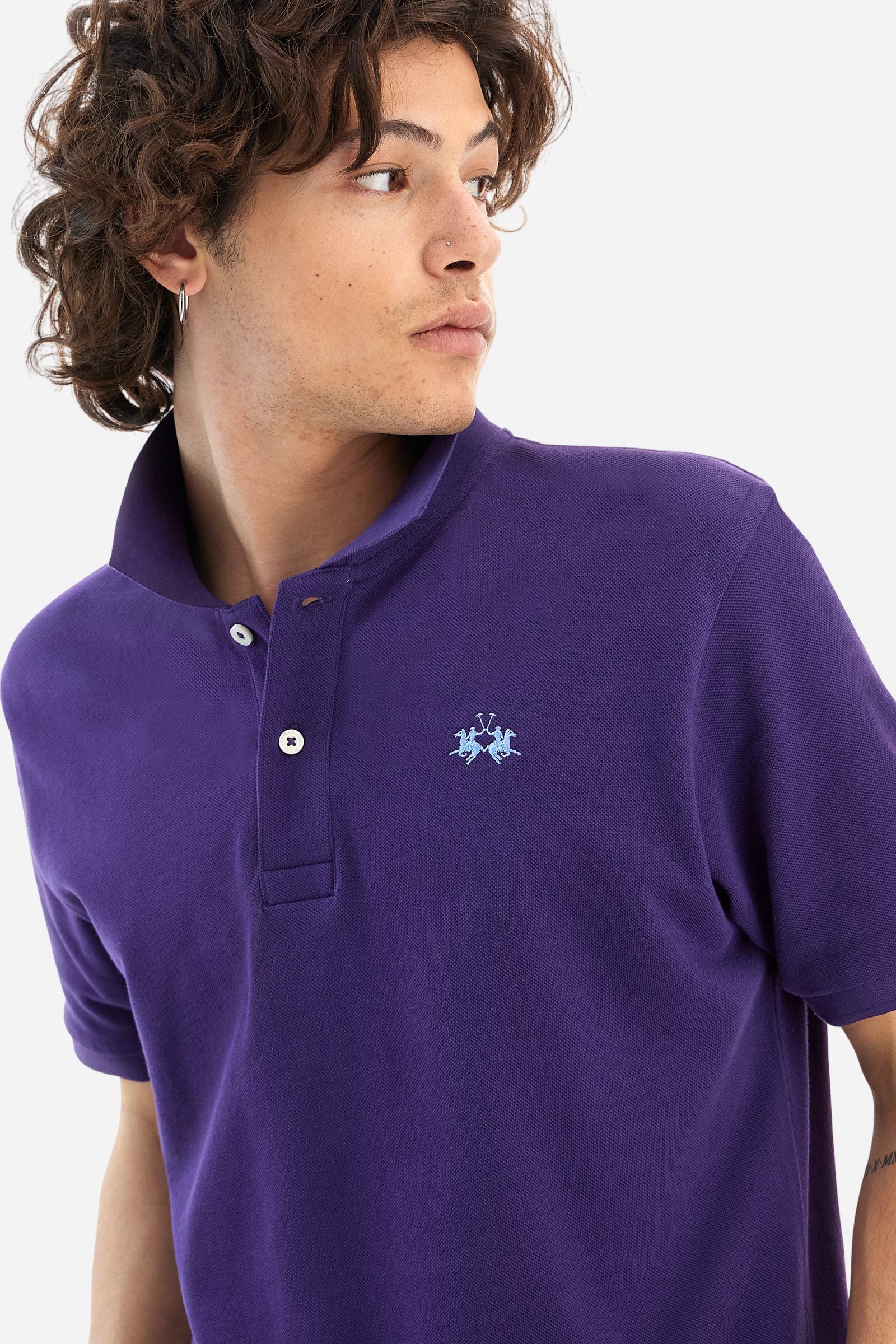Men's plain-coloured, short-sleeved, regular-fit cotton polo shirt. Contrasting La Martina logo sewn onto the chest. This versatile garment goes perfectly with a pair of jeans from the collection. - Acai