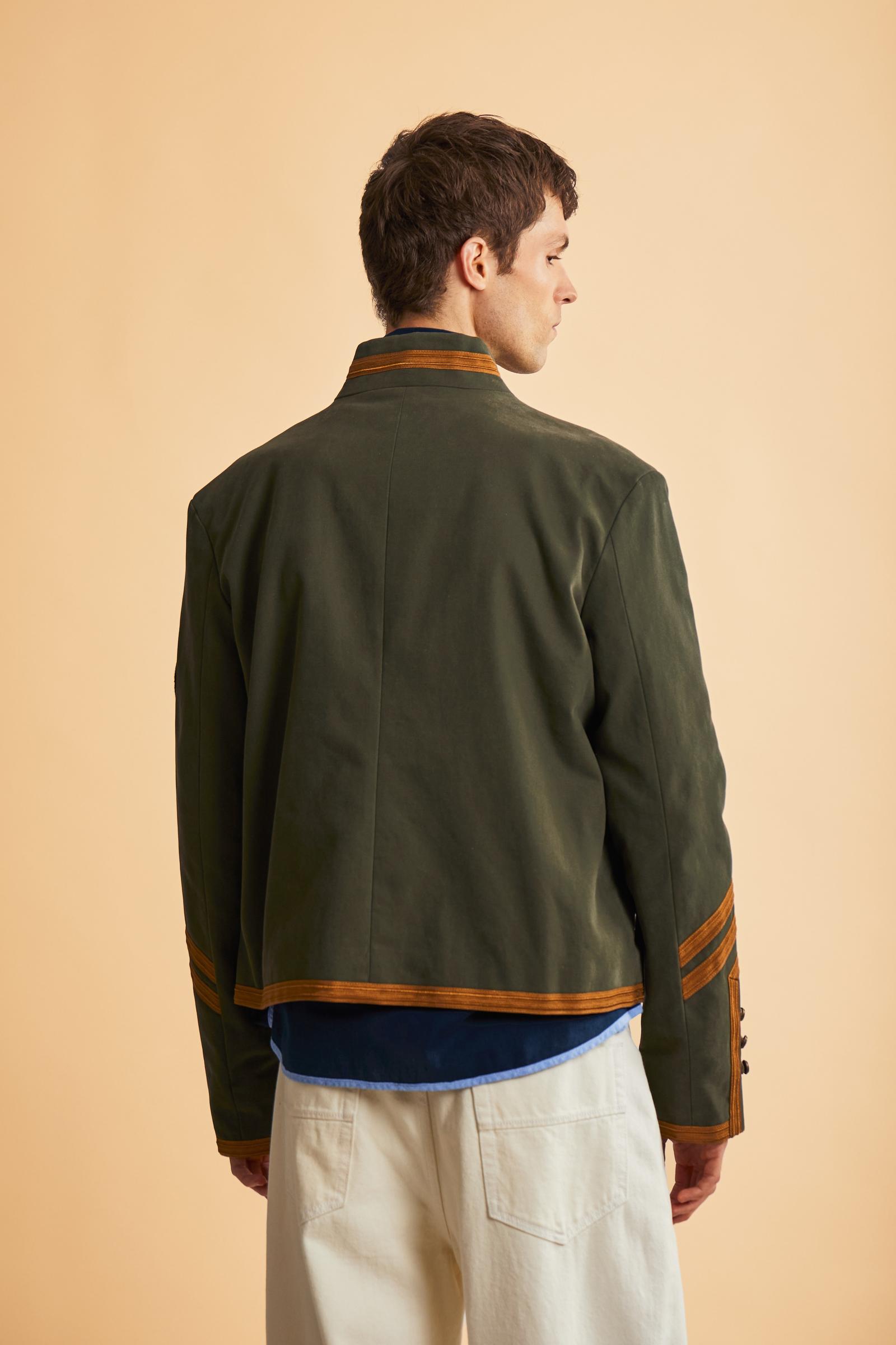 Men’s long-sleeve cotton canvas jacket inspired by military uniforms. Decorative braids and gold detailing enrich this iconic piece from the Guards capsule. - Burnt Olive