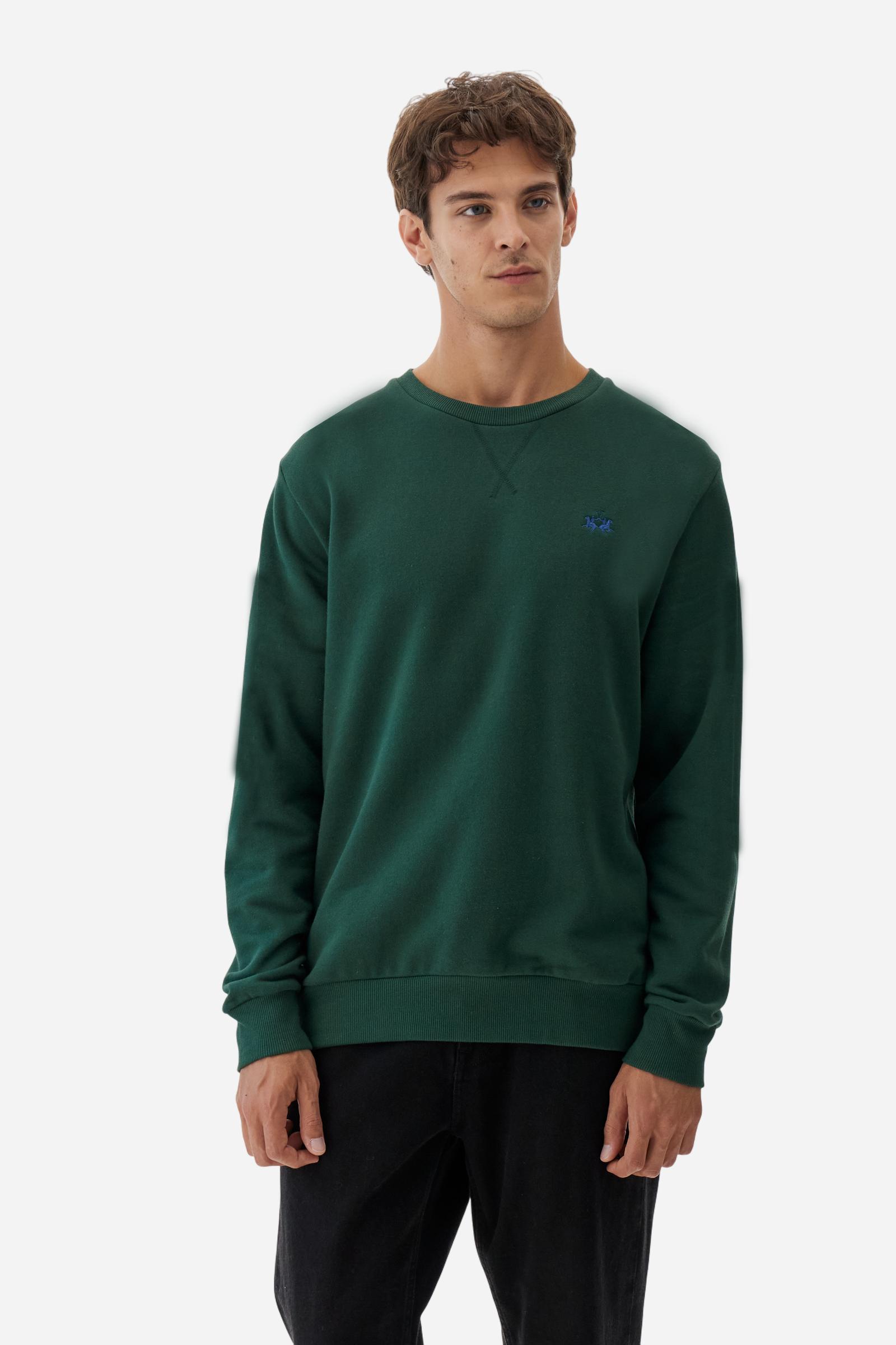 Men's long-sleeved round neck sweatshirt in 100% cotton fleece with a velvety feel. The collar, cuffs, waist and sides are in matching ribbed knit. The small brand logo is embroidered in contrasting colour on the chest. This essential piece has a regular fit for a timeless silhouette. The model is wearing a size L - Sycamore