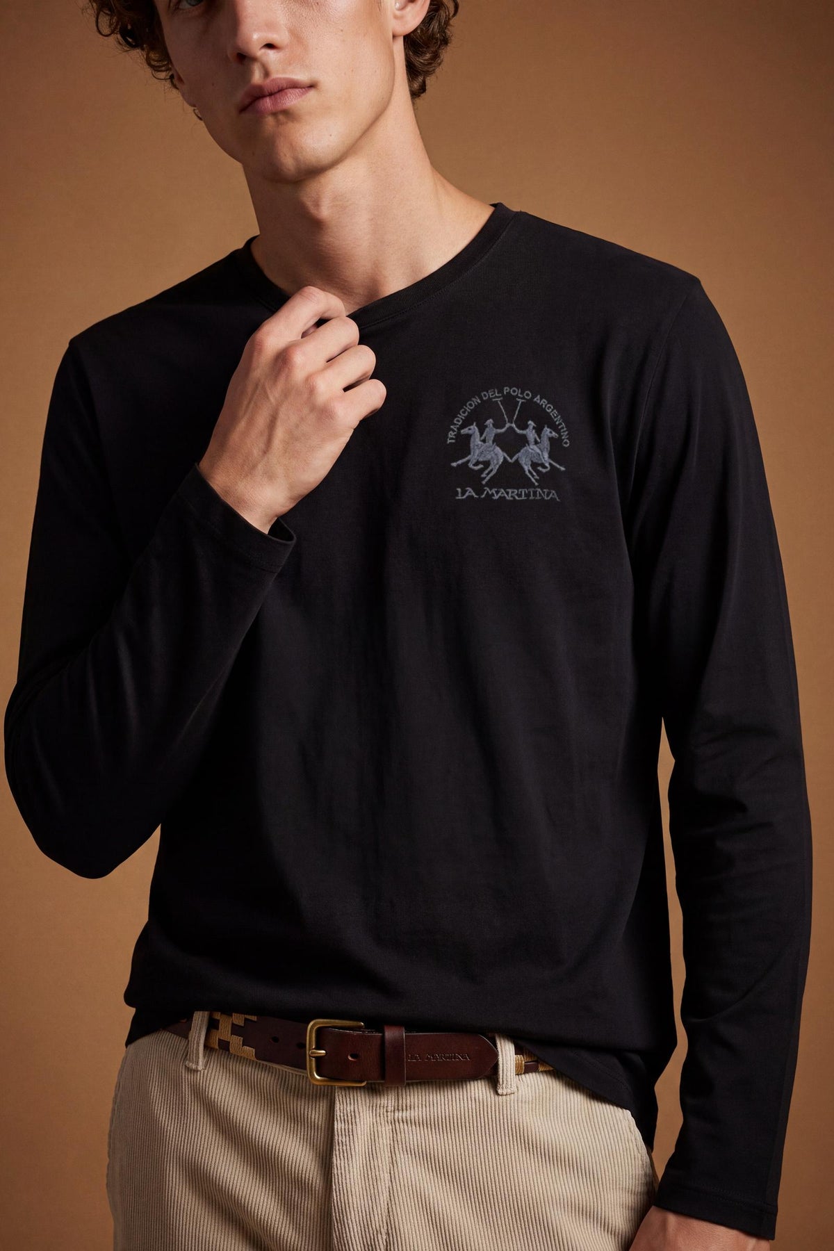 Long-sleeve 100% cotton jersey T-shirt with ribbed crew neck and cuffs, featuring a contrasting embroidered team logo. Regular fit for all-day comfort. - Black