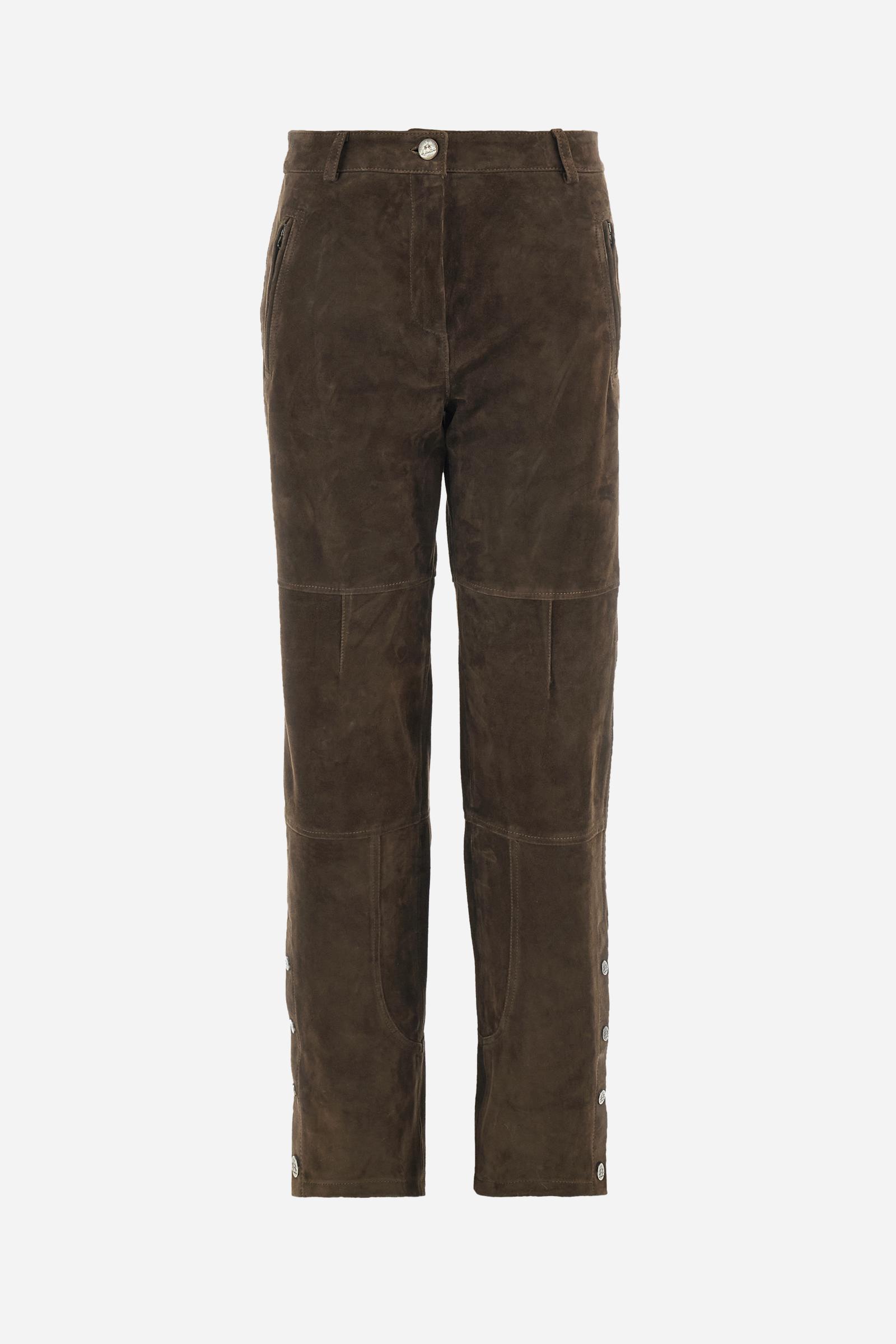 Women’s long trousers in soft suede with metal zip and personalised button closure. Vertical front zip pockets and snap buttons at the hem to customise the opening. Tone-on-tone embroidered logo above the back pocket. Straight fit with relaxed leg enhancing the silhouette without constraining it. The model wears size L. - Java