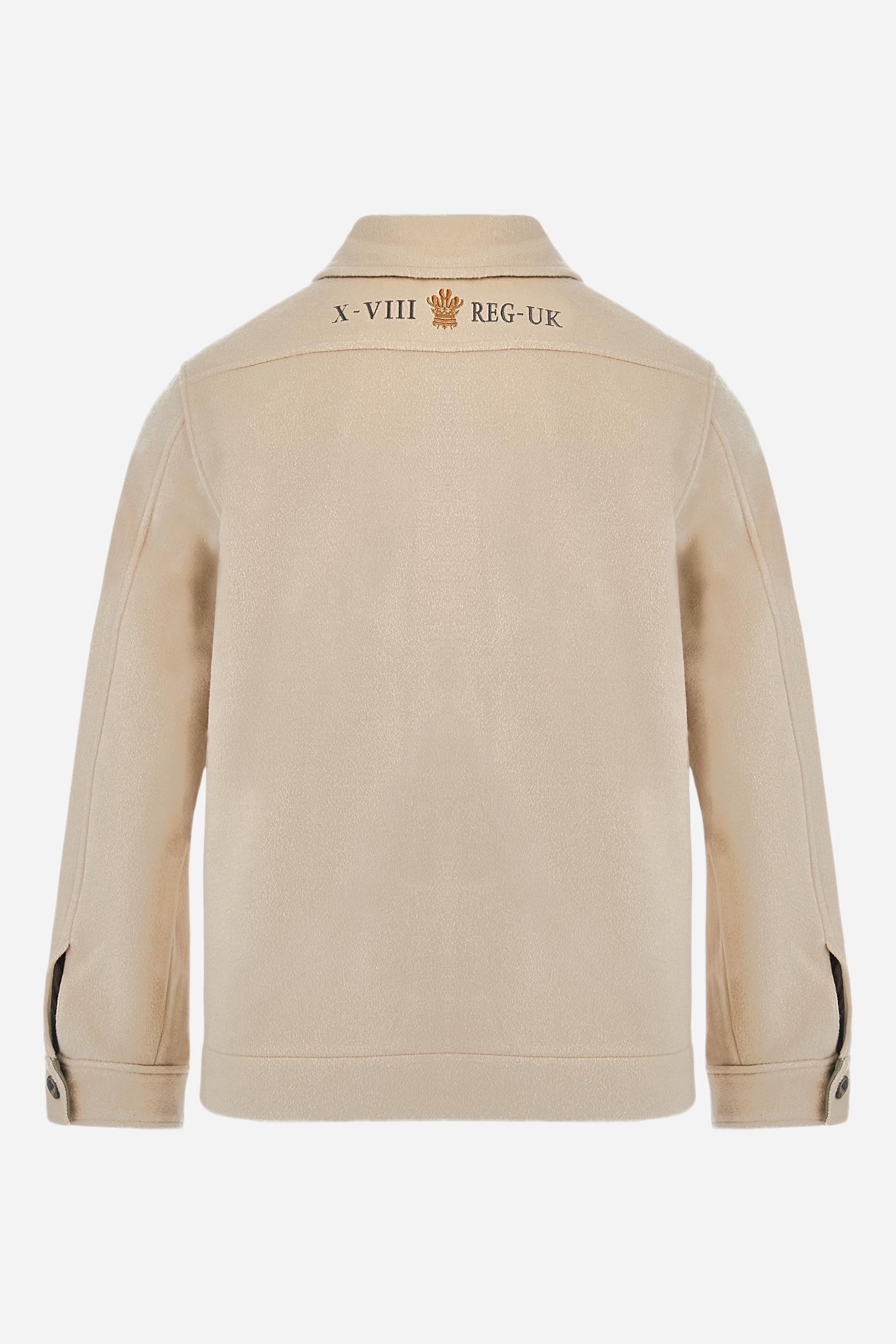 Men’s long-sleeve field jacket in wool and cashmere cloth. Warm and comfortable while maintaining a refined look. Front opening and cuffs with large faux-horn buttons. Two applied chest pockets add a sporty touch. Cotton contrast lining in the sleeves and as decorative inner trim. Half back and pocket bags in contrast cotton fabric recall the Guards capsule graphics on the back. Logo patches on the sleeves. Regular, straight fit. Model wears size L. - WhitecupGrey Melange