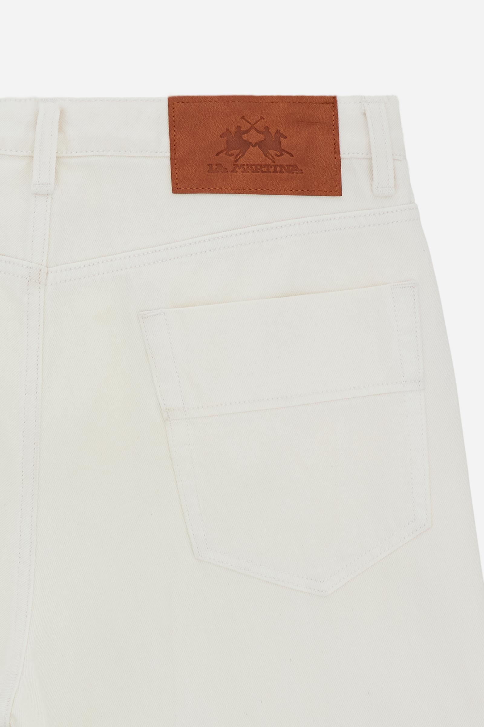 Men’s long trousers made from durable 100% cotton drill, characterized by a compact structure that ensures long-lasting wear and shape retention. The five-pocket construction recalls classic workwear aesthetics, with custom metal rivets and tonal reinforcement stitching that enhance durability. The leather back patch with contrasting logo and the internal waistband embroidery add exclusive details. The fit is relaxed, with a straight leg from hip to hem for comfort and ease of movement. An essential piece w