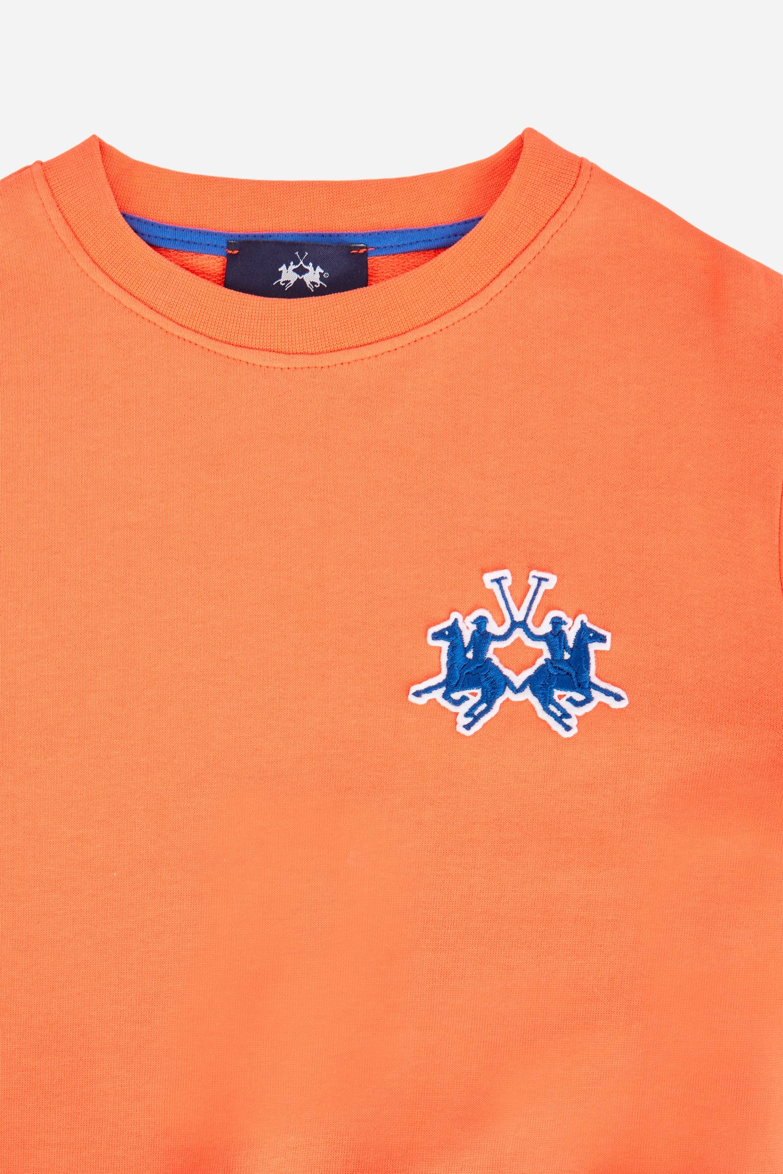 Crew-neck sweatshirt for boys made from soft 100% cotton fleece in a solid colour. The style features a regular fit, with collar, cuffs and hem in tonal ribbing. The maxi logo embroidered on the chest adds character to the garment, making it perfect for completing casual and sporty looks with a recognisable, contemporary style. - Flame