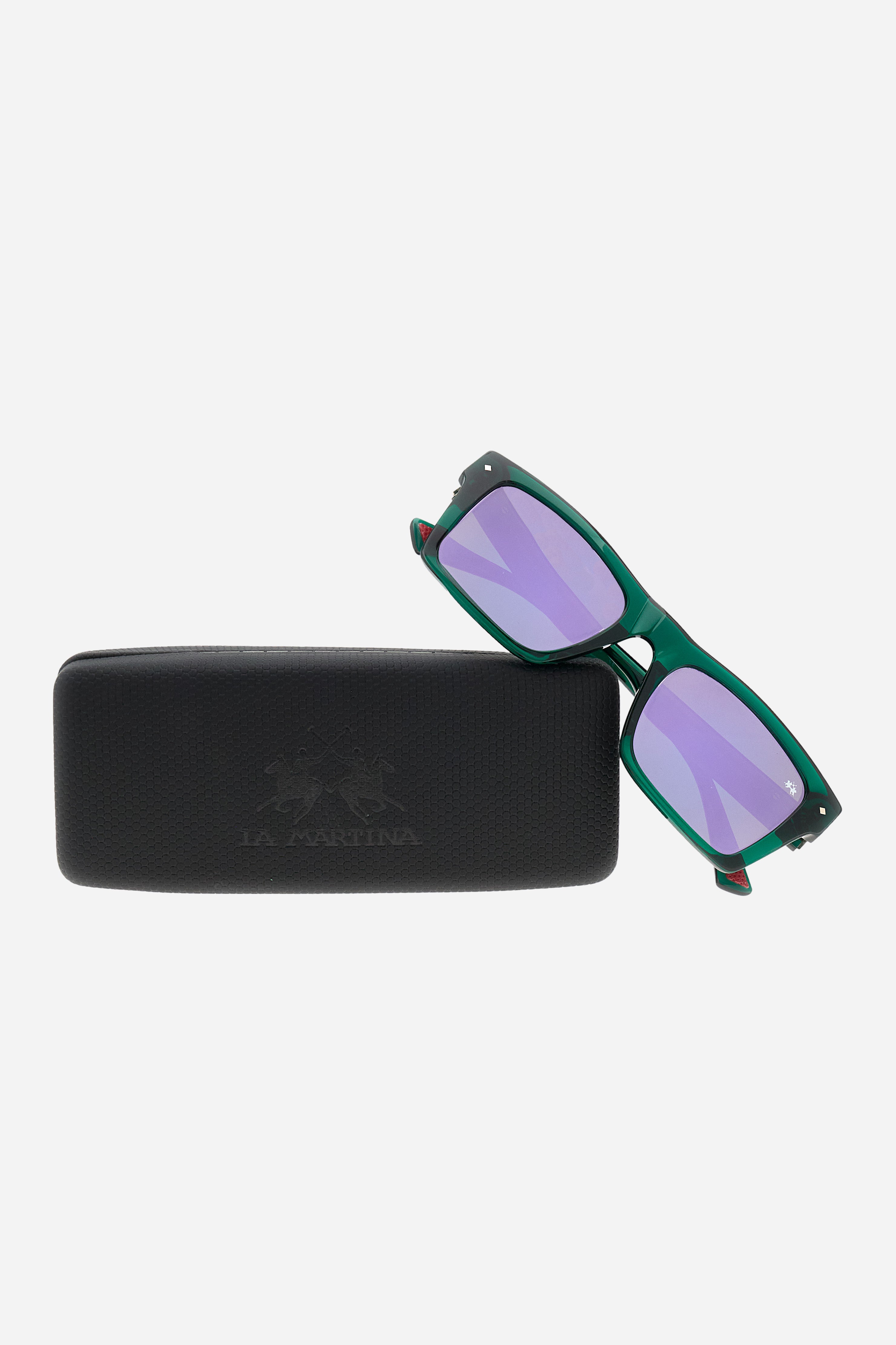 Men's sunglasses with a square design, featuring a transparent acetate frame, a high-quality material known for its resistance, lightness and refined finish. G15 mineral lenses with Purple Out coating offer advanced sun protection, combining the clarity and durability of mineral glass with the ability to reduce glare and maintain natural colour vision.Shaft width: 145 mmCalibre (lens diameter): 53 mmBridge: 20 mm - XTAL GREEN