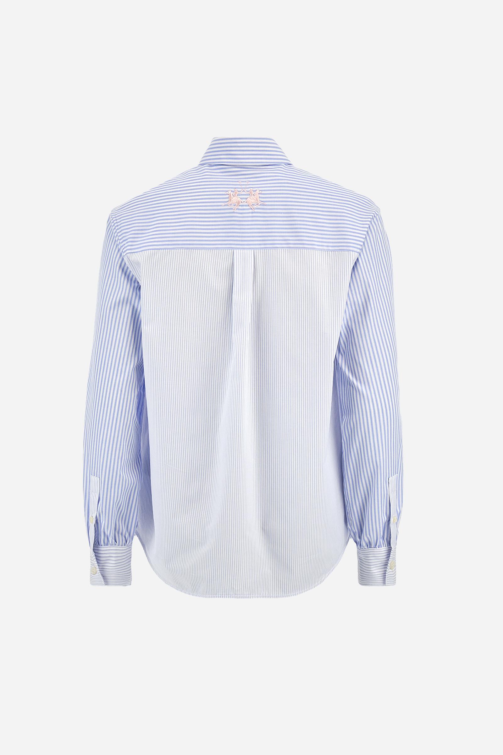 Classic women’s shirt with long sleeves in 100% cotton poplin with striped blocks creating a dynamic visual effect. Classic collar and clean design, enriched by the maxi embroidered logo on the back. Regular masculine fit for a modern silhouette. The model wears size 2. - Op.White/Cornfl.Blue