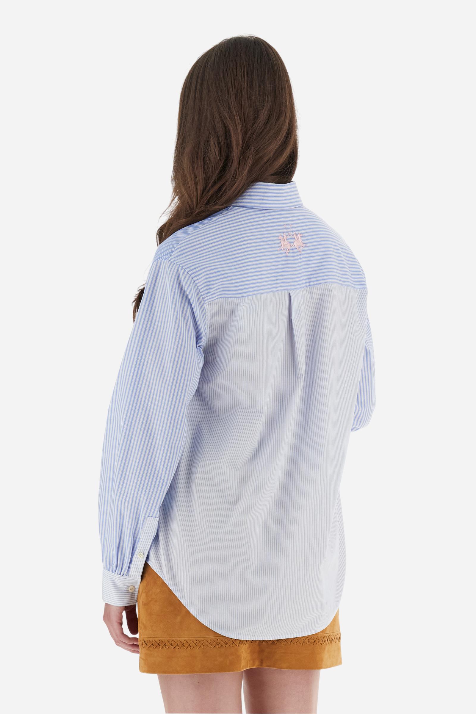 Classic women’s shirt with long sleeves in 100% cotton poplin with striped blocks creating a dynamic visual effect. Classic collar and clean design, enriched by the maxi embroidered logo on the back. Regular masculine fit for a modern silhouette. The model wears size 2. - Op.White/Cornfl.Blue