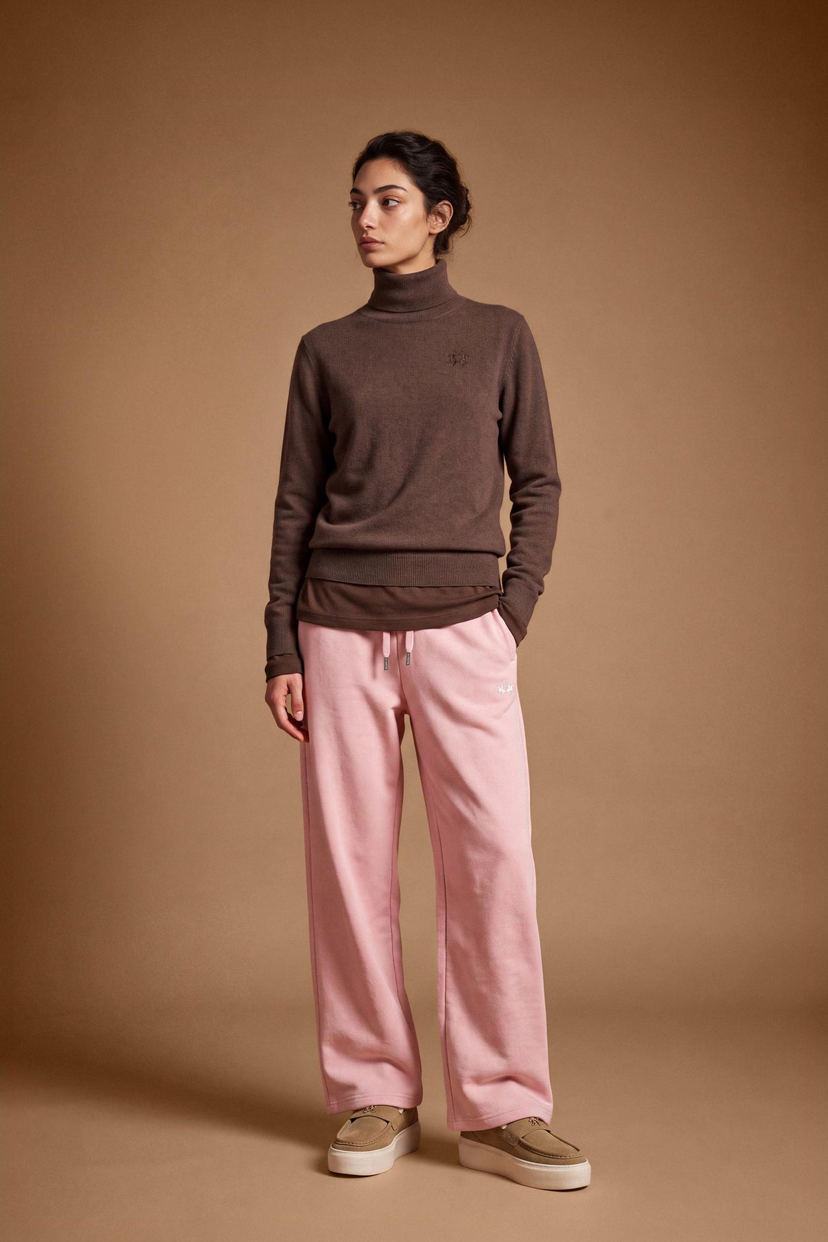 Women's pants in soft brushed cotton with an elastic waistband, adjustable drawstring, vertical side pockets, and a relaxed wide-leg fit for all-day comfort. - Pale Mauve